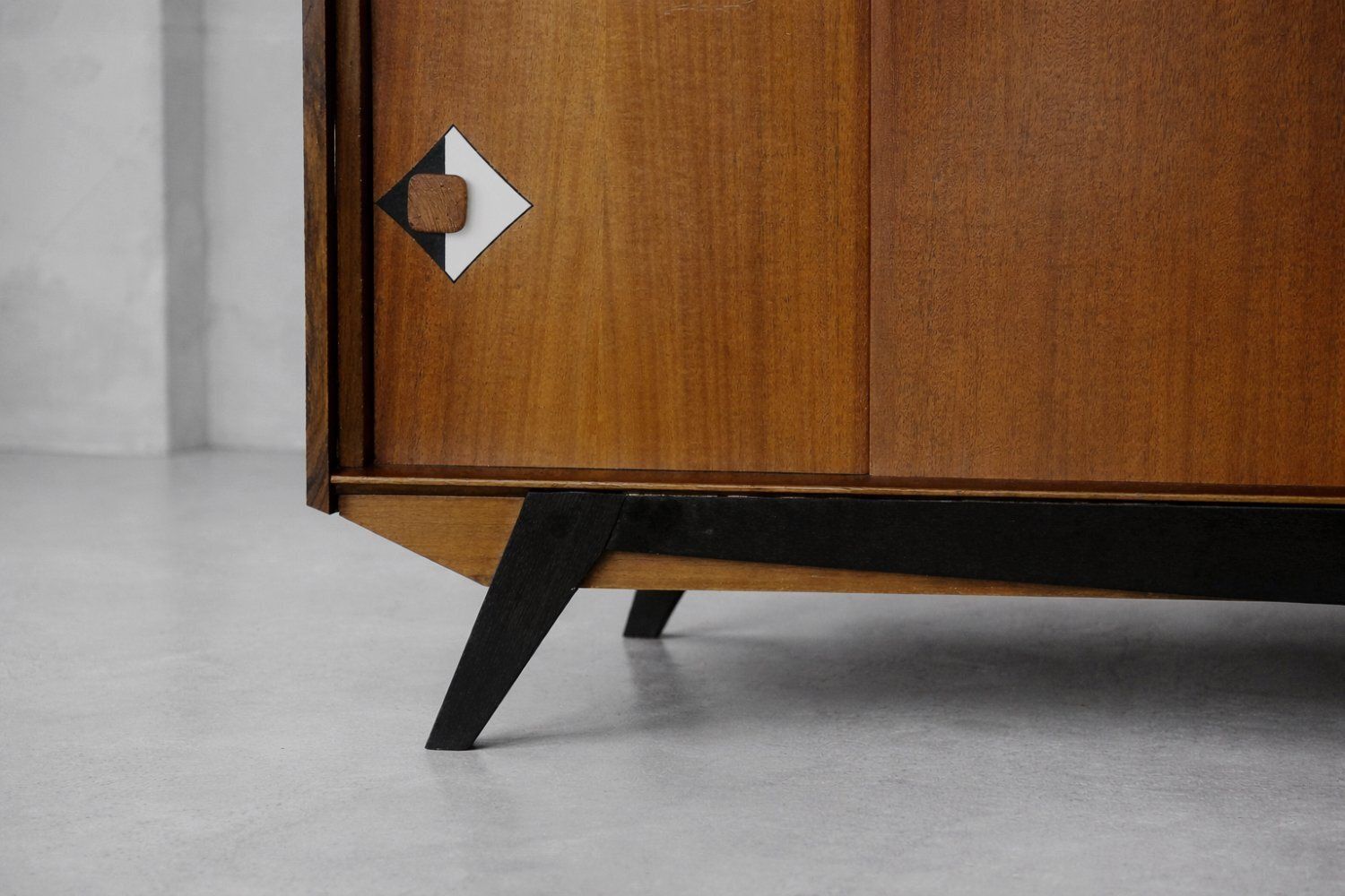 photo furniture Mid Century Deens Modern Teakhouten Dressoir Met Handgeschilderd Patroon, Ca. Jaren 1950