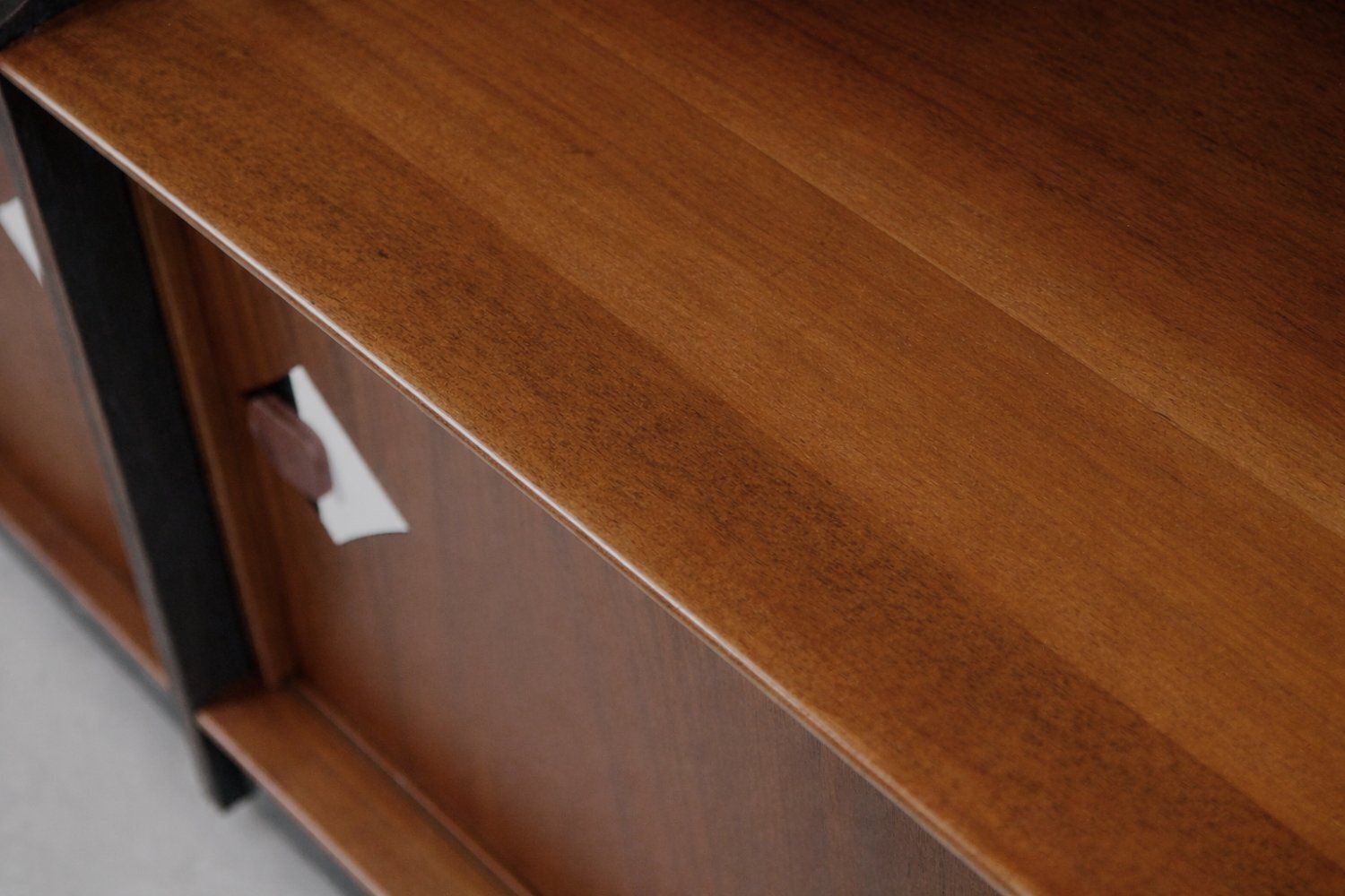 photo vintage Mid Century Deens Modern Teakhouten Dressoir Met Handgeschilderd Patroon, Ca. Jaren 1950
