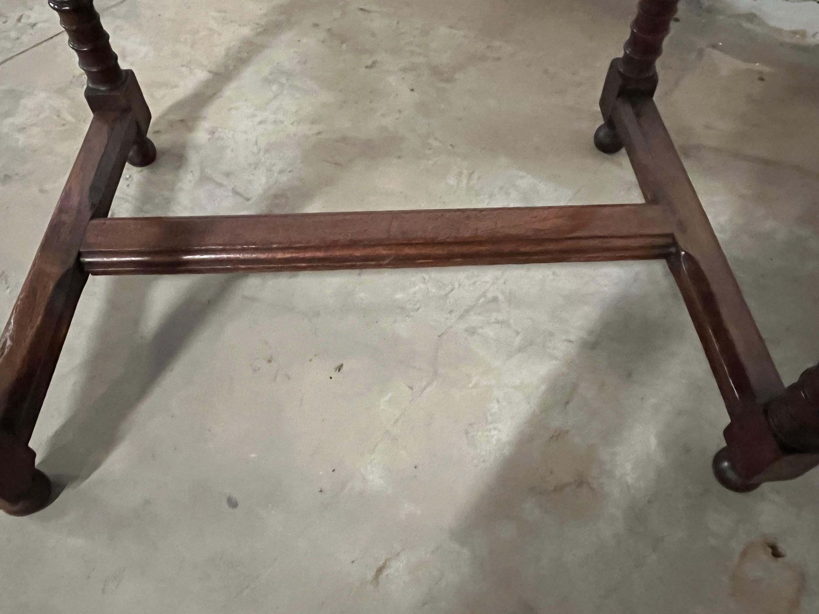 photo vintage 18th Century Italian Walnut Louis XIV Side Table With Bobbin Legs