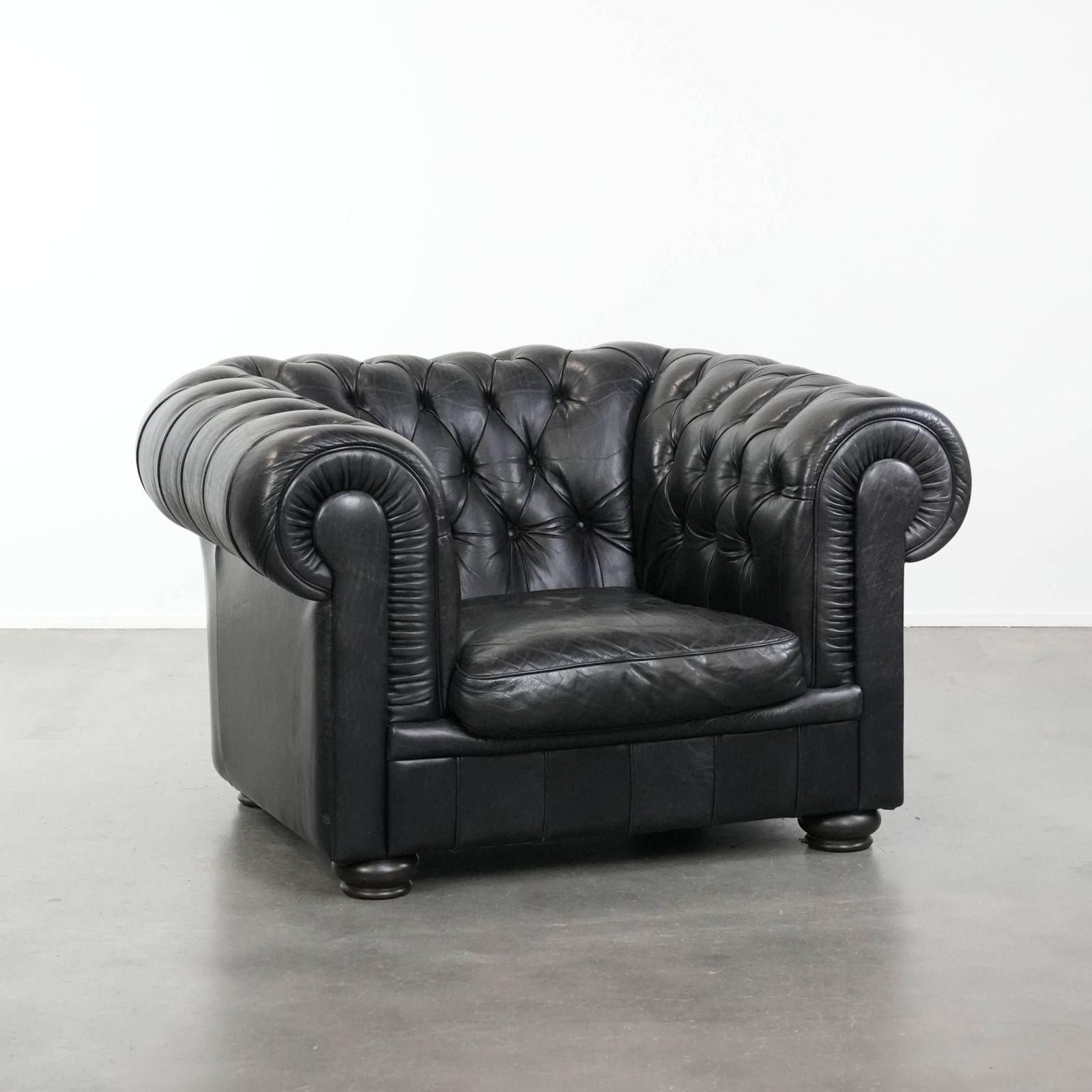 Tijdloze En Comfortabele Zwarte Chesterfield Fauteuil Van Koeienleer
