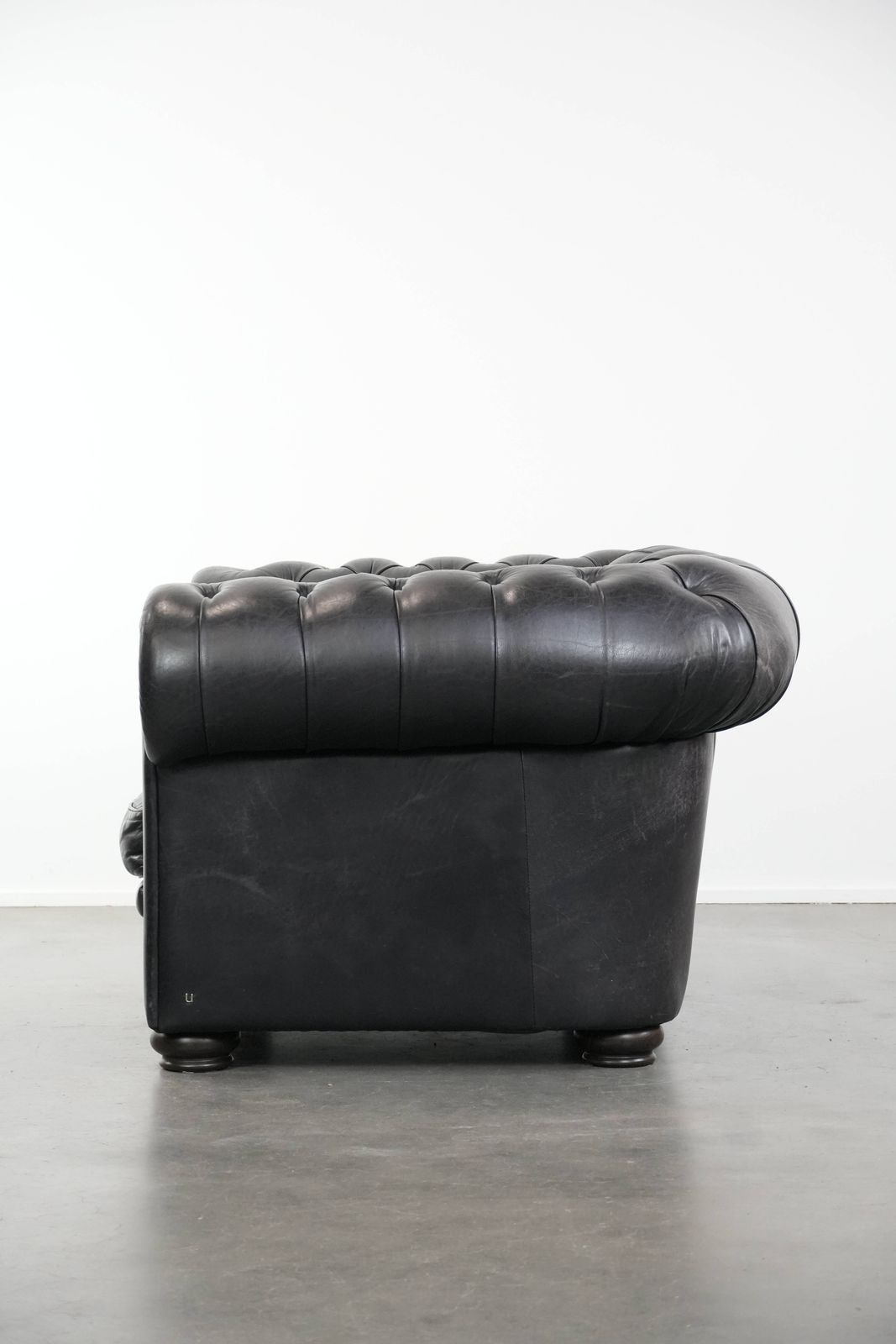 Tijdloze En Comfortabele Zwarte Chesterfield Fauteuil Van Koeienleer photo 1048.0