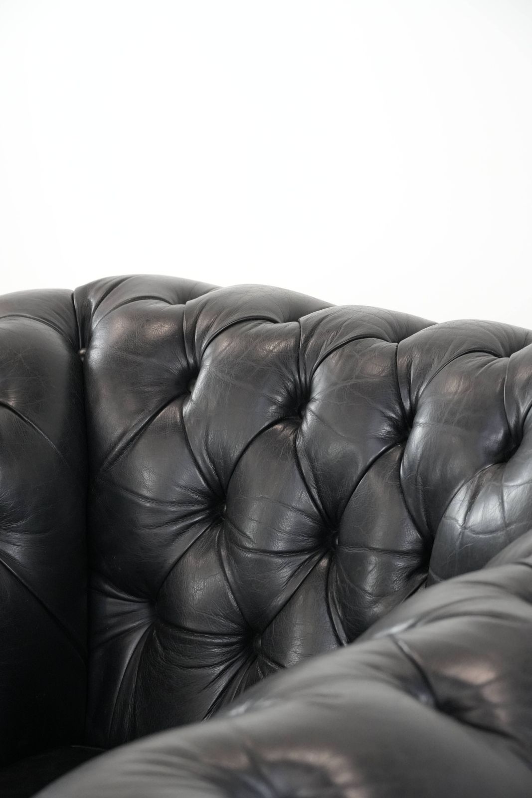 Meubels Tijdloze En Comfortabele Zwarte Chesterfield Fauteuil Van Koeienleer photo