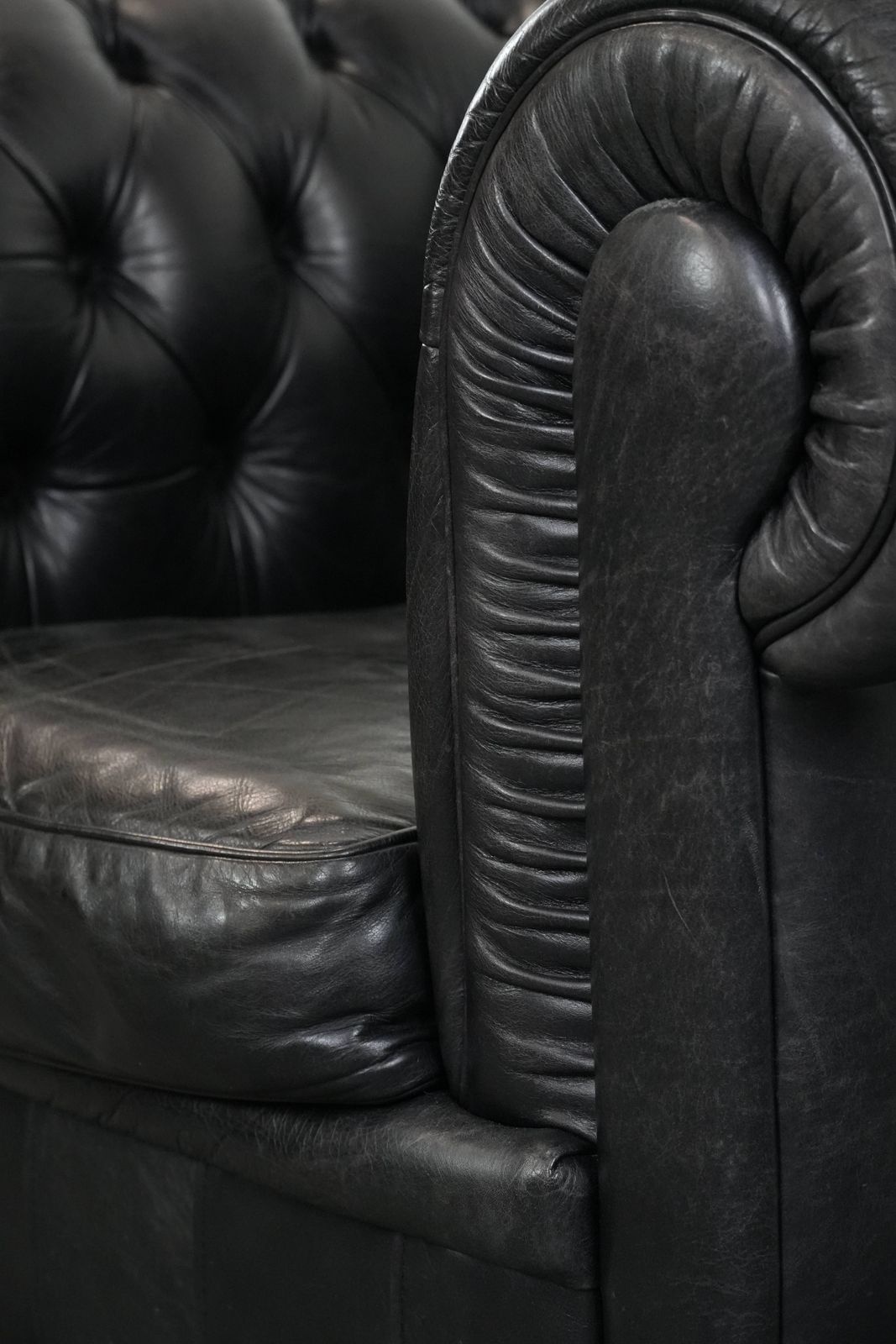 photo vinterior Tijdloze En Comfortabele Zwarte Chesterfield Fauteuil Van Koeienleer