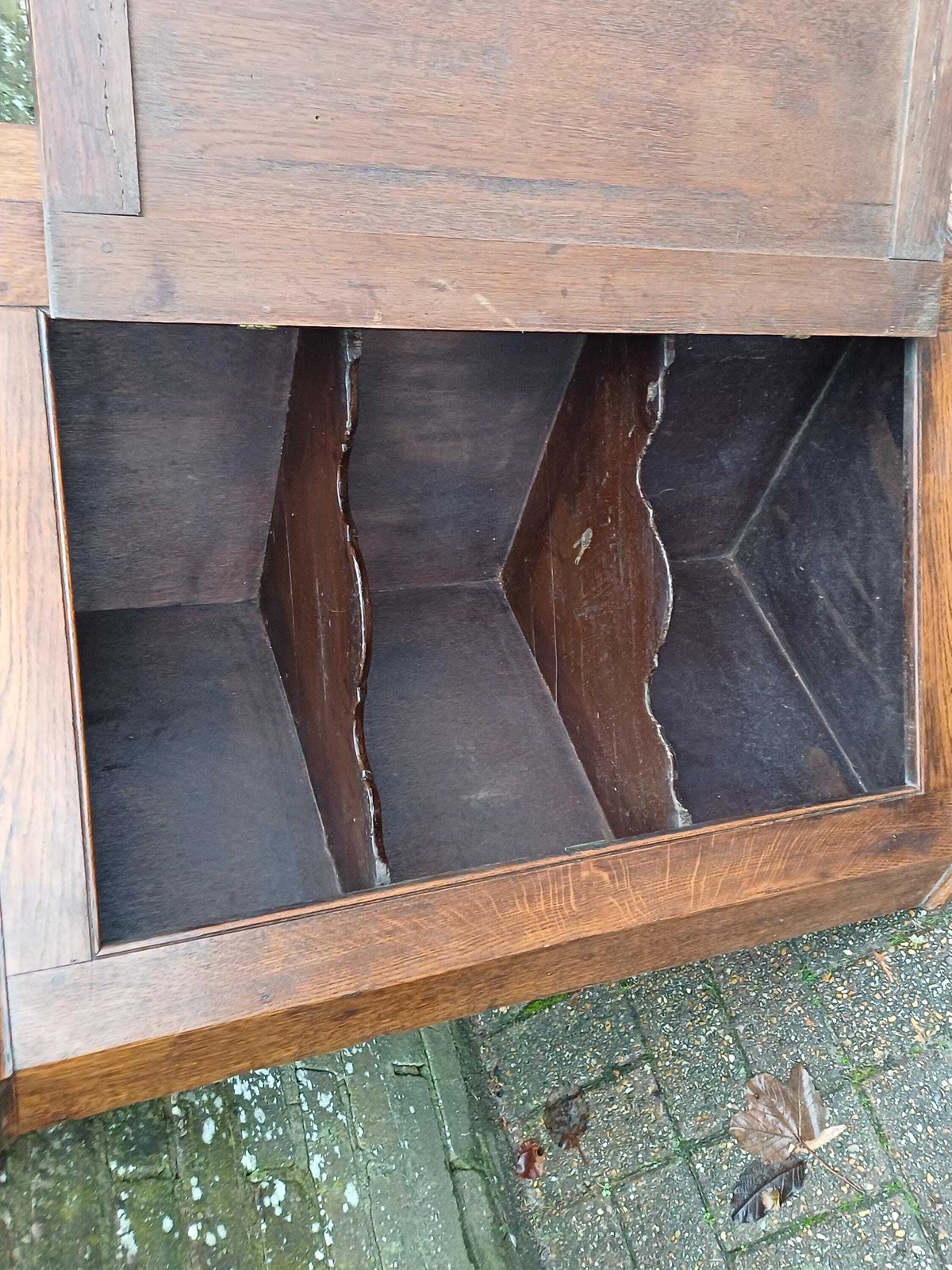 photo vintage Antique Oak Corner Wall Cupboard C.1900 Solid Oak Panel Door Georgian Style Brass Hinges Original Key Shaped Shelved