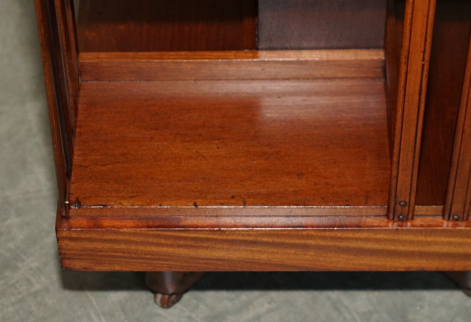 photo vintage Fine Antique Sheraton Walnut, Satinwood & Porcelain Revolving Bookcase Table