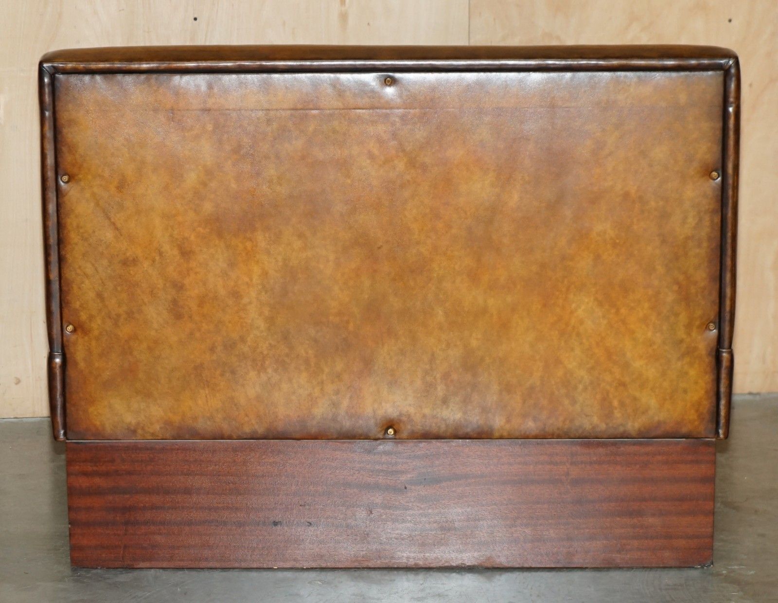 photo vinterior Pair Of Restored Antique Victorian Chesterfield Leather Snooker Hall Pub Benches