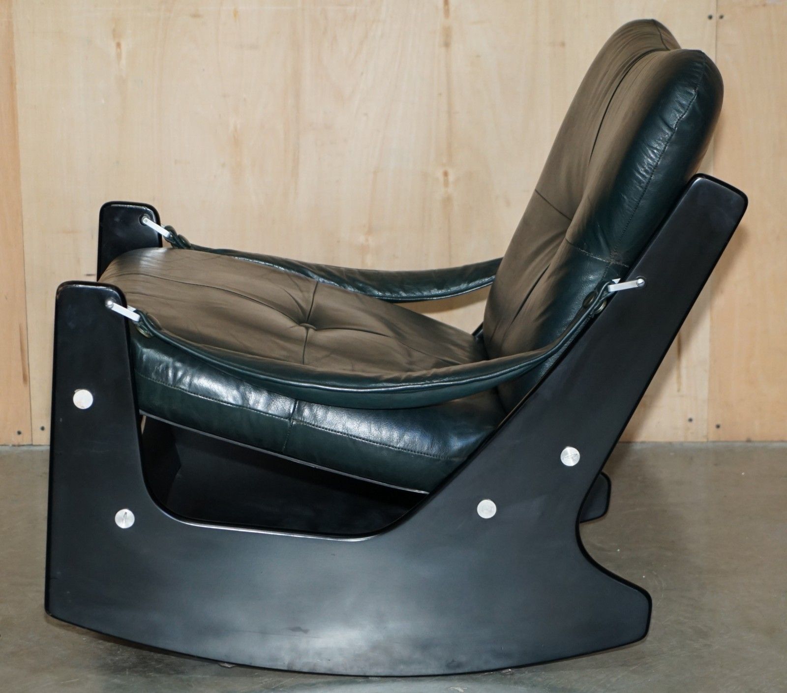 photo vinterior Fine Mid Century Modern Green Leather 1970's Pirelli Chesterfield Rocking Chair