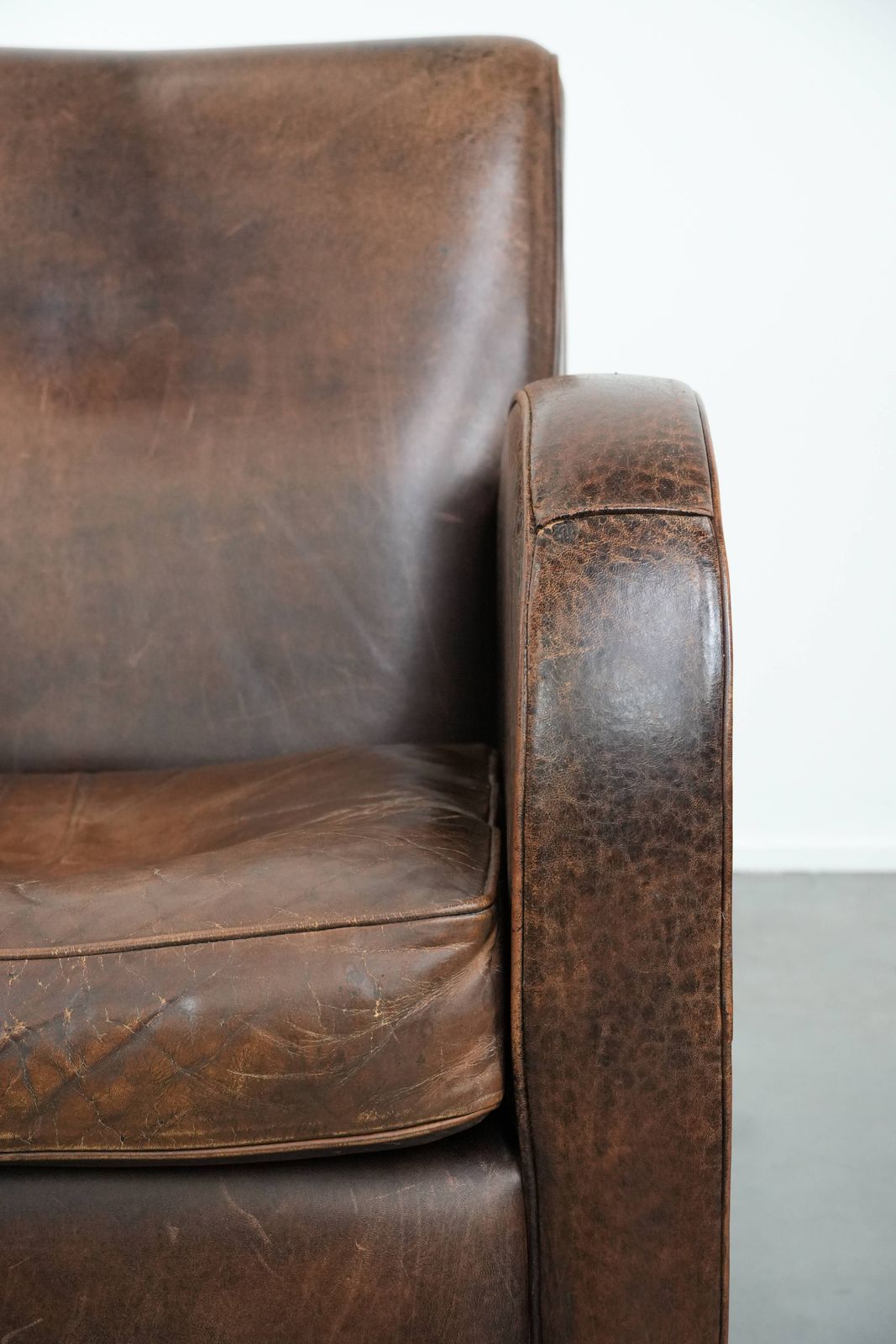 photo furniture Stevige En Tijdloze Vintage Schapenleren Fauteuil Met Rond Ontwerp En Comfortabele Zitting