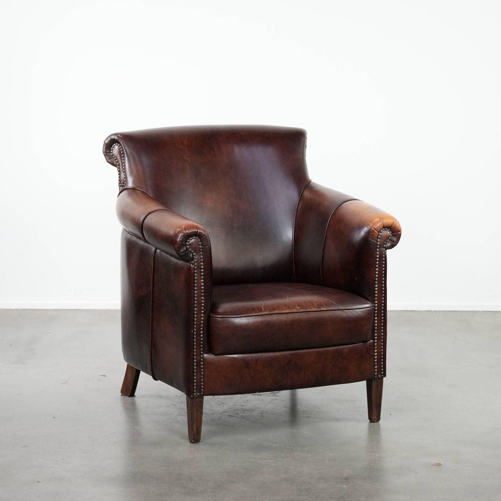 Karaktervolle En Comfortabele Fauteuil In Koeienhuid Met Warme Kleuren En Een Tijdloos Design