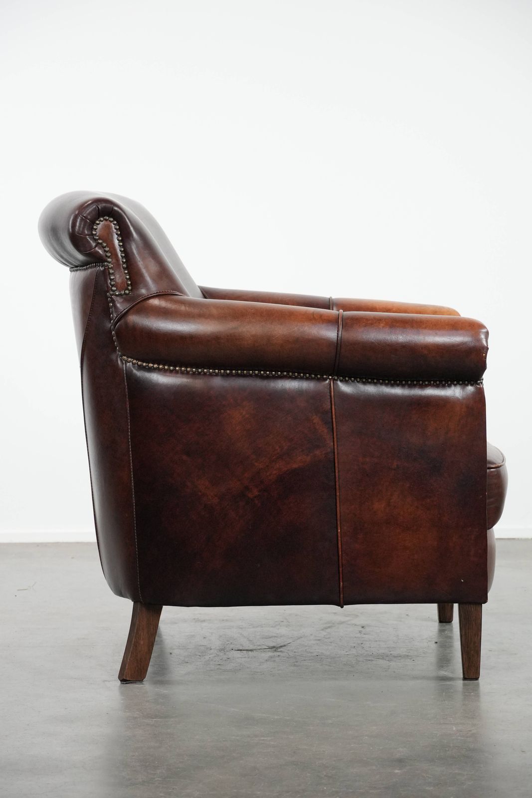 Karaktervolle En Comfortabele Fauteuil In Koeienhuid Met Warme Kleuren En Een Tijdloos Design photo for sale