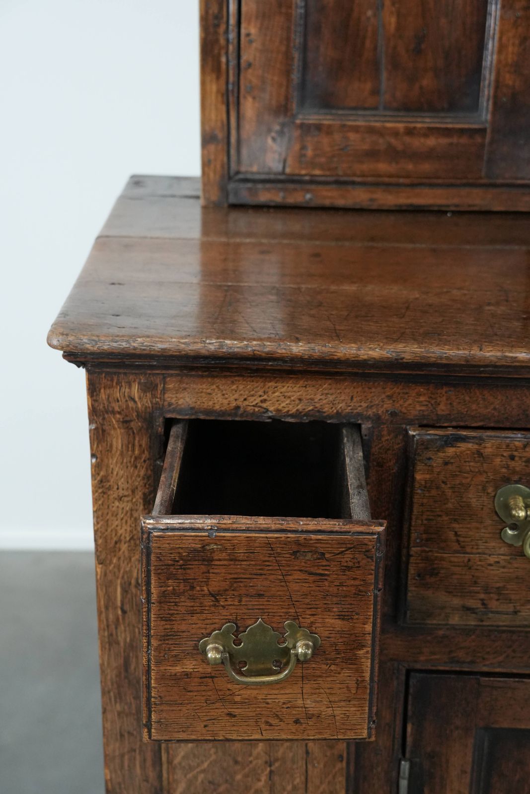 photo for sale Grote Antieke Engelse Eikenhouten Kast / Keukenkast / Dressoirkast Uit De 18e Eeuw