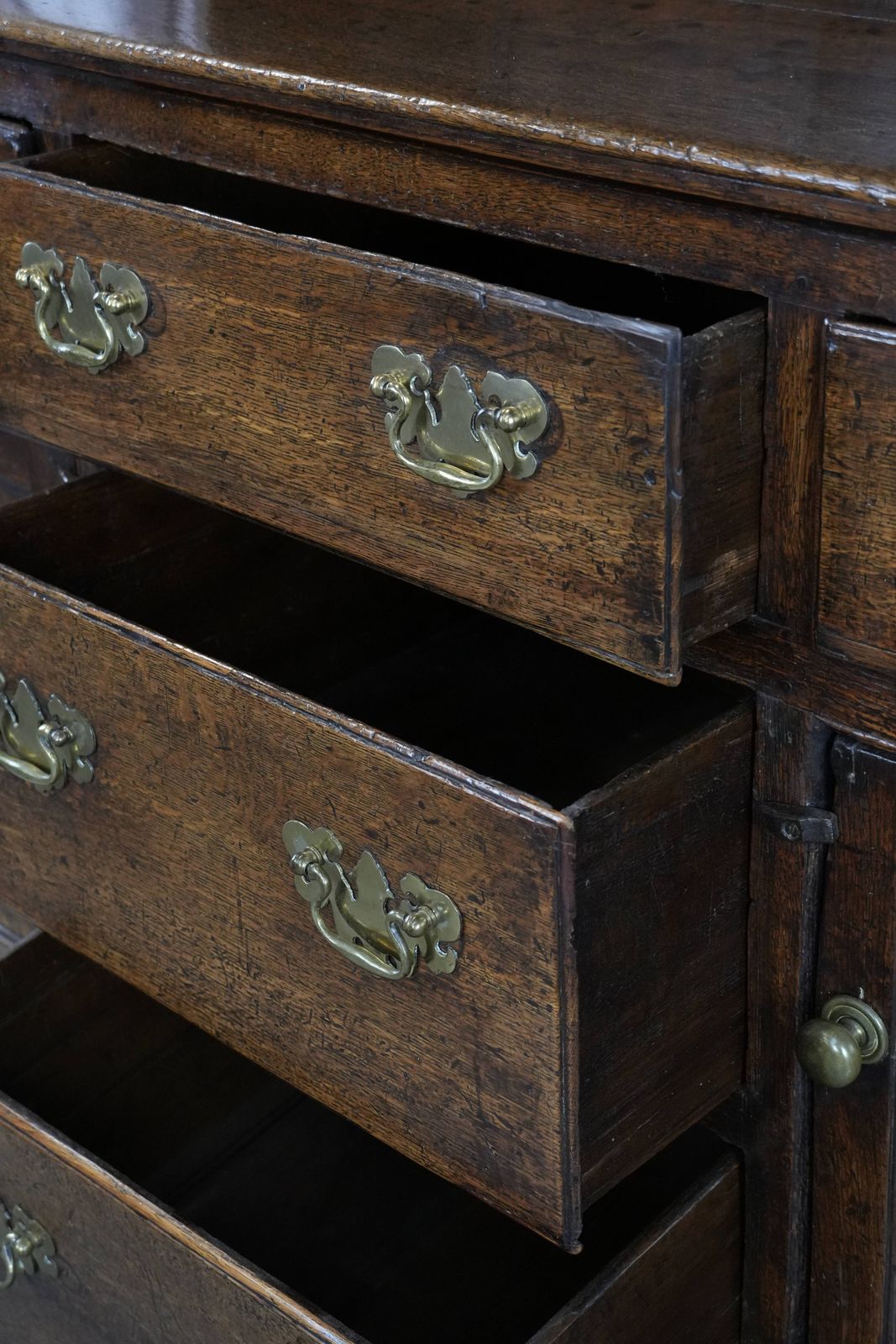 3245.0 Grote Antieke Engelse Eikenhouten Kast / Keukenkast / Dressoirkast Uit De 18e Eeuw photo