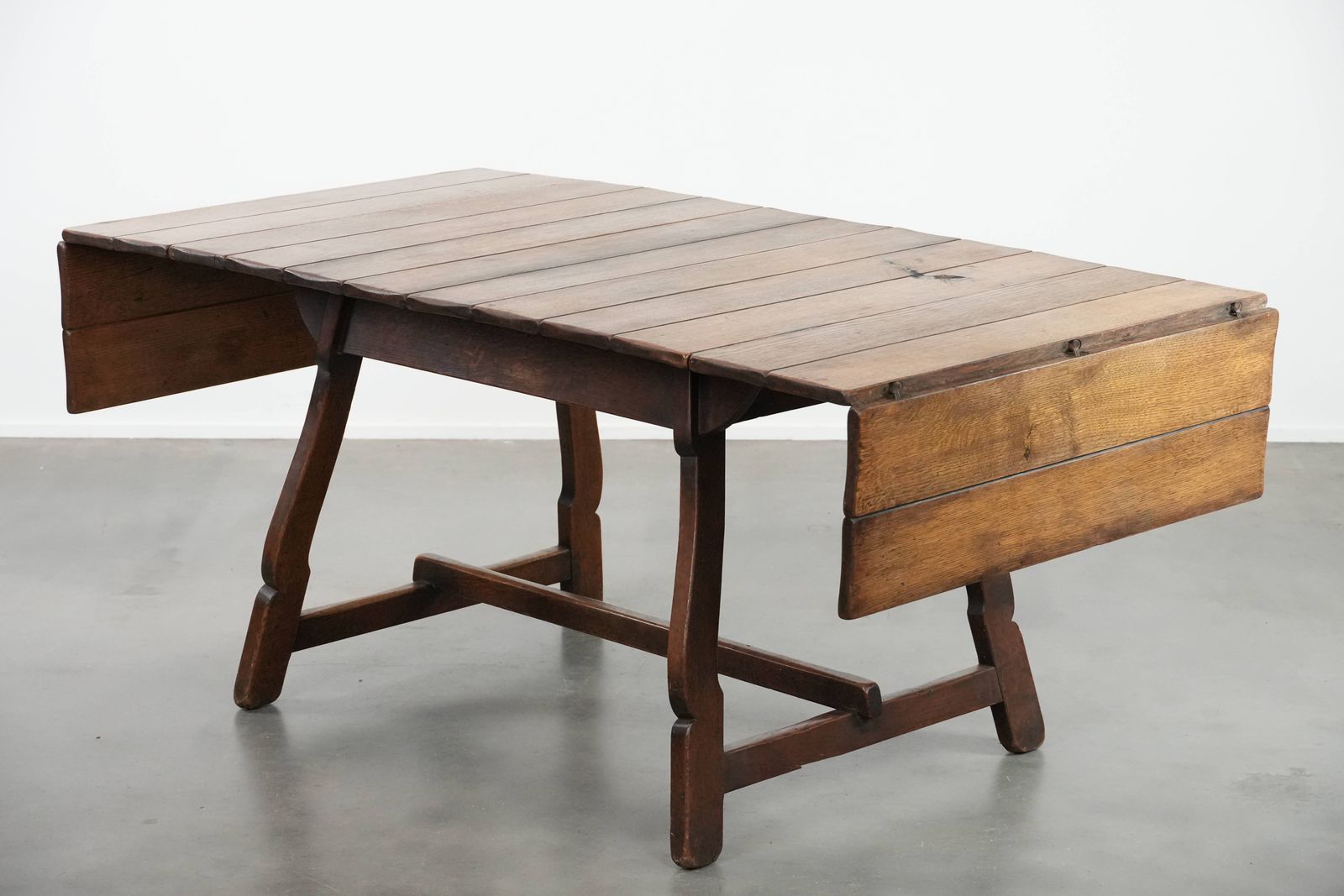 Bijzondere Antieke Zwitserse Inklapbare Eettafel Van Eikenhout, Midden 19e Eeuw photo furniture