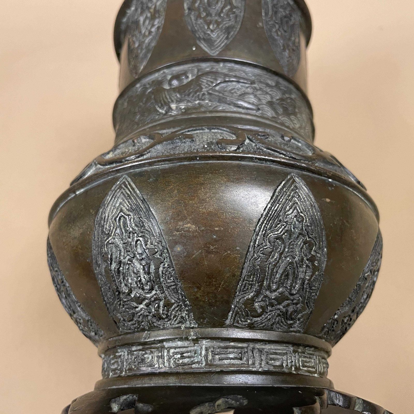 photo vintage Antique Chinese Bronze Vase On Stand Pot Archaic Relief Decor Scholar Style 18/19th Century Asian Metal Art Vase Oriental Decorative
