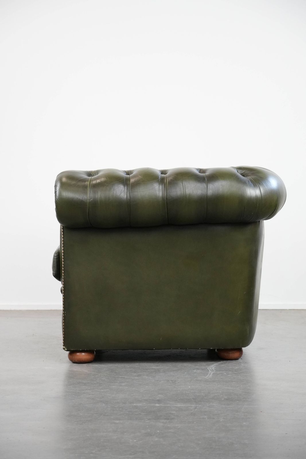 Beautiful Green Cowhide Chesterfield Club Armchair In English Style With A Classic Finish With Decorative Nails photo 896.0