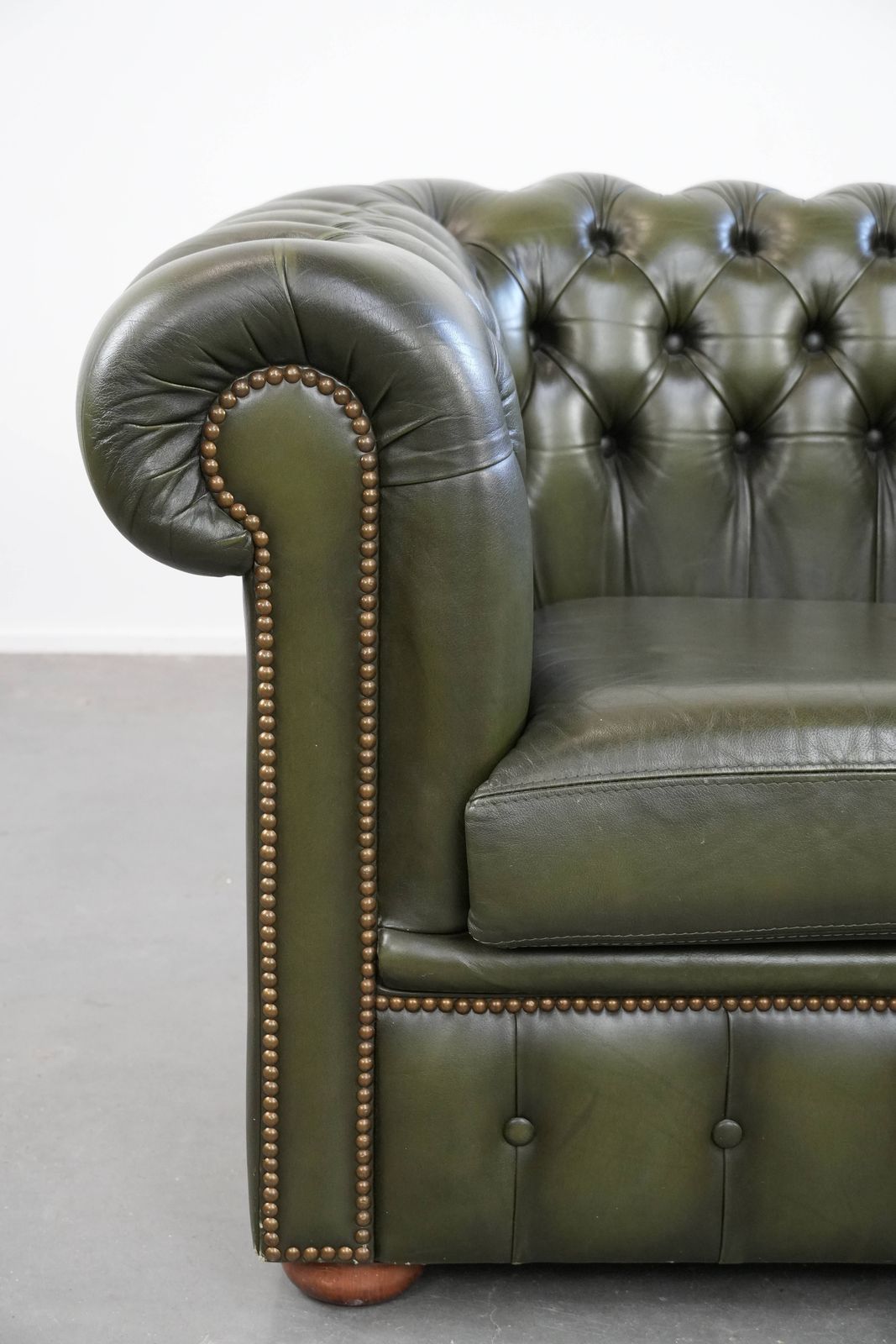 photo furniture Beautiful Green Cowhide Chesterfield Club Armchair In English Style With A Classic Finish With Decorative Nails