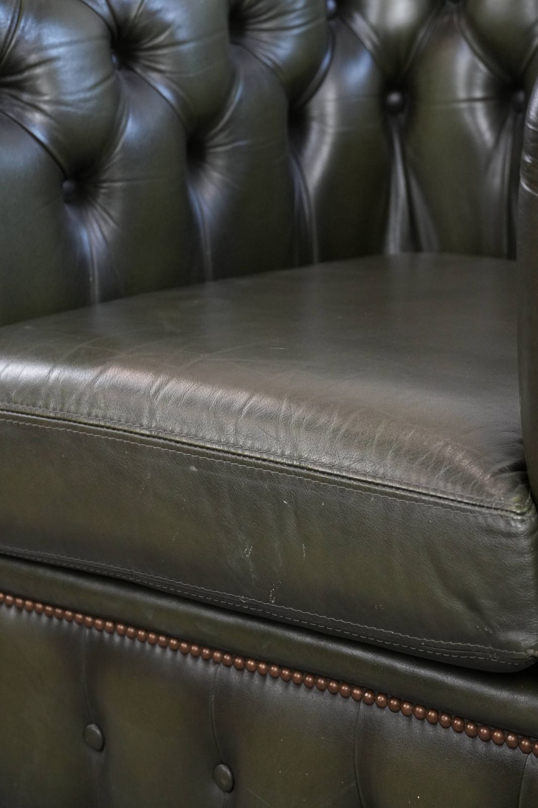 Meubels Groene Koehiden Chesterfield Fauteuil In Engelse Stijl Met Klassieke Afwerking En Decoratieve Nagels photo