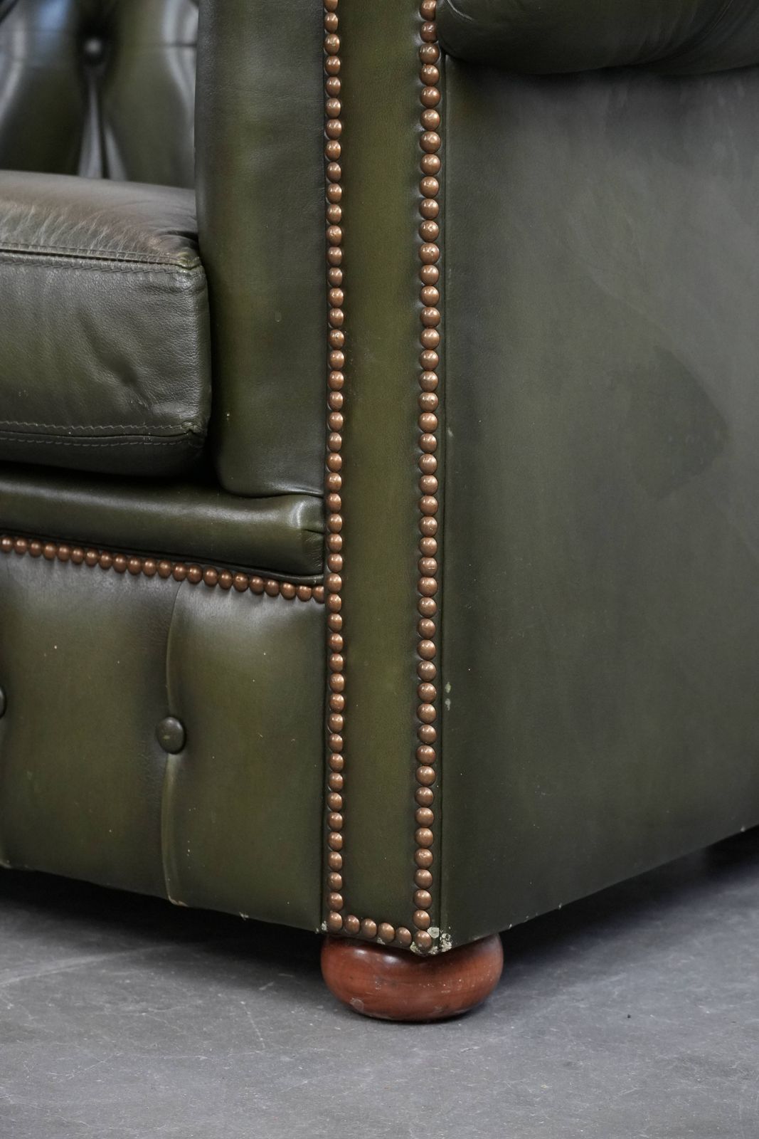 896.0 Groene Koehiden Chesterfield Fauteuil In Engelse Stijl Met Klassieke Afwerking En Decoratieve Nagels photo