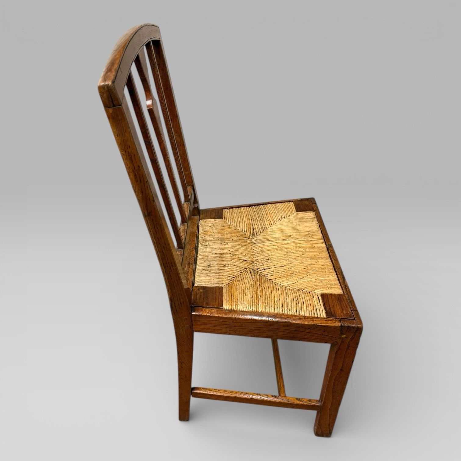 photo furniture Antique 19th Century Elm Country Farmhouse Single Chair With Rush Seat