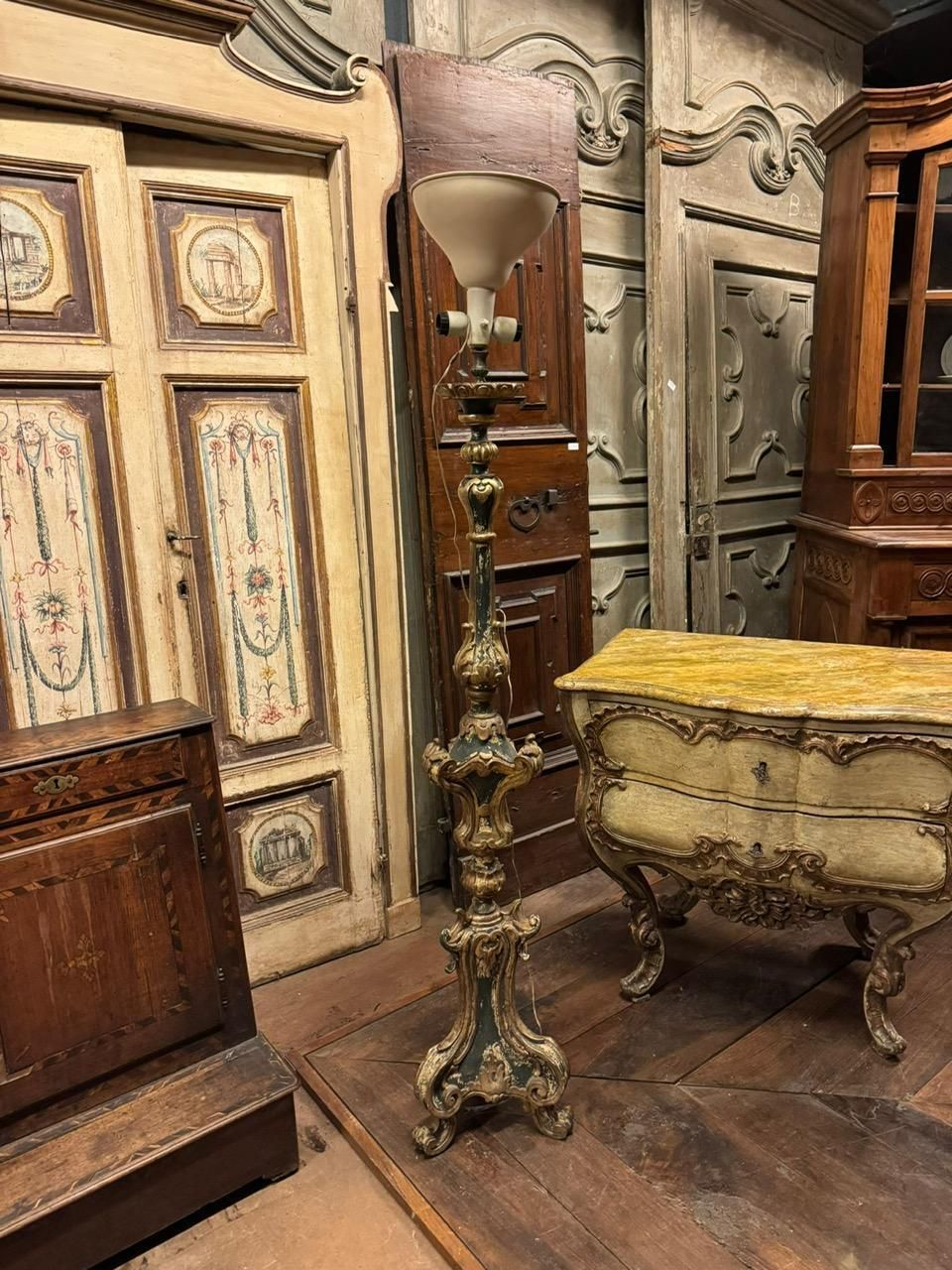 Candeliere In Legno Laccato E Scolpito, Con Decori Dorati, Italia photo furniture
