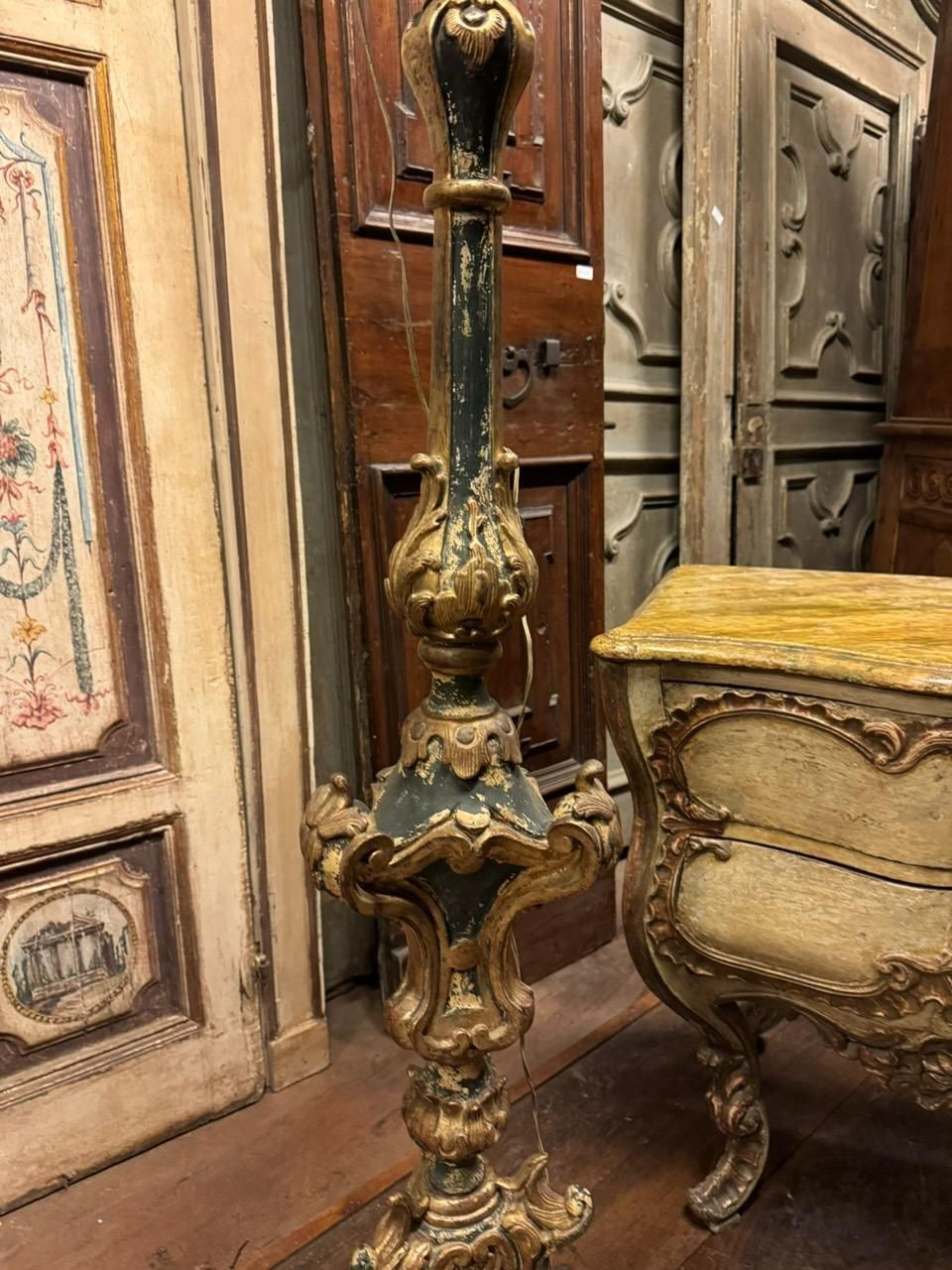 Candeliere In Legno Laccato E Scolpito, Con Decori Dorati, Italia photo for sale