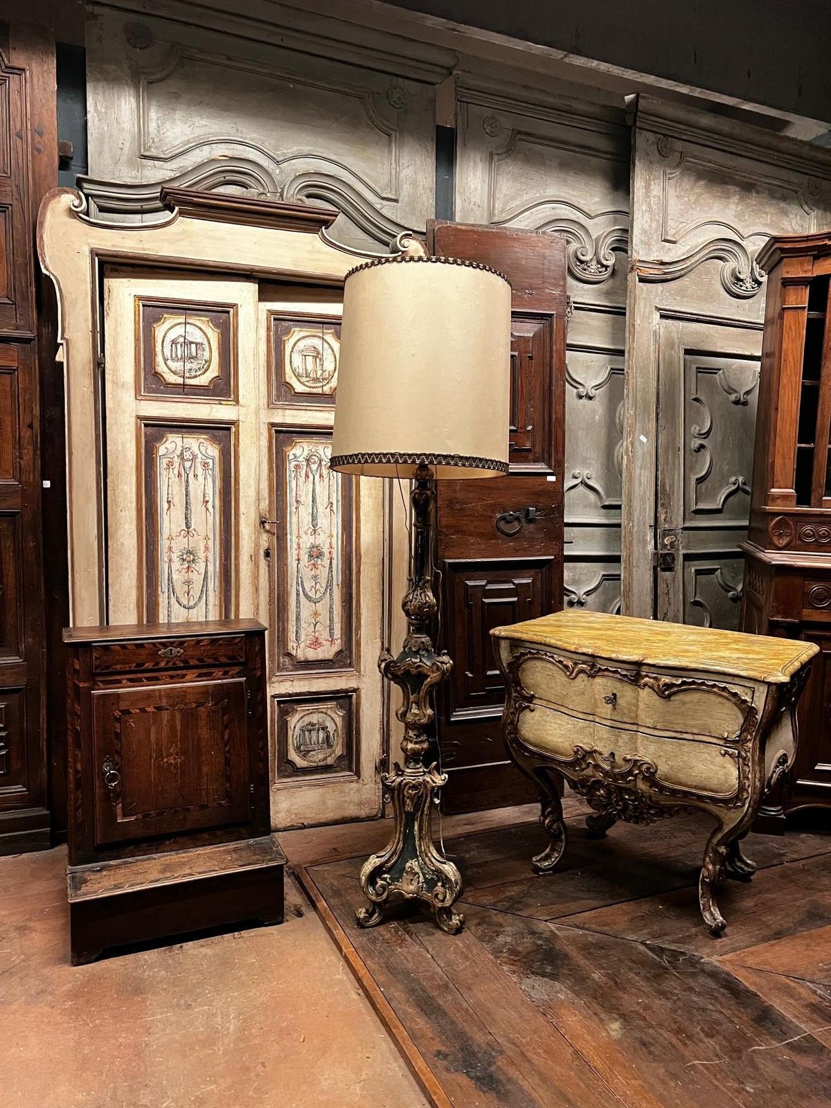 Candeliere In Legno Laccato E Scolpito, Con Decori Dorati, Italia photo Home Decor