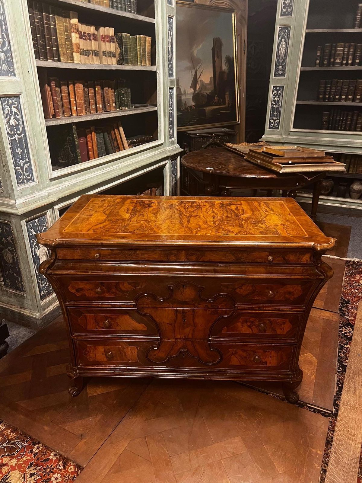 Elegante Comò Cassettiera Lombarda In Noce E Radica Di Noce, Italia photo for sale