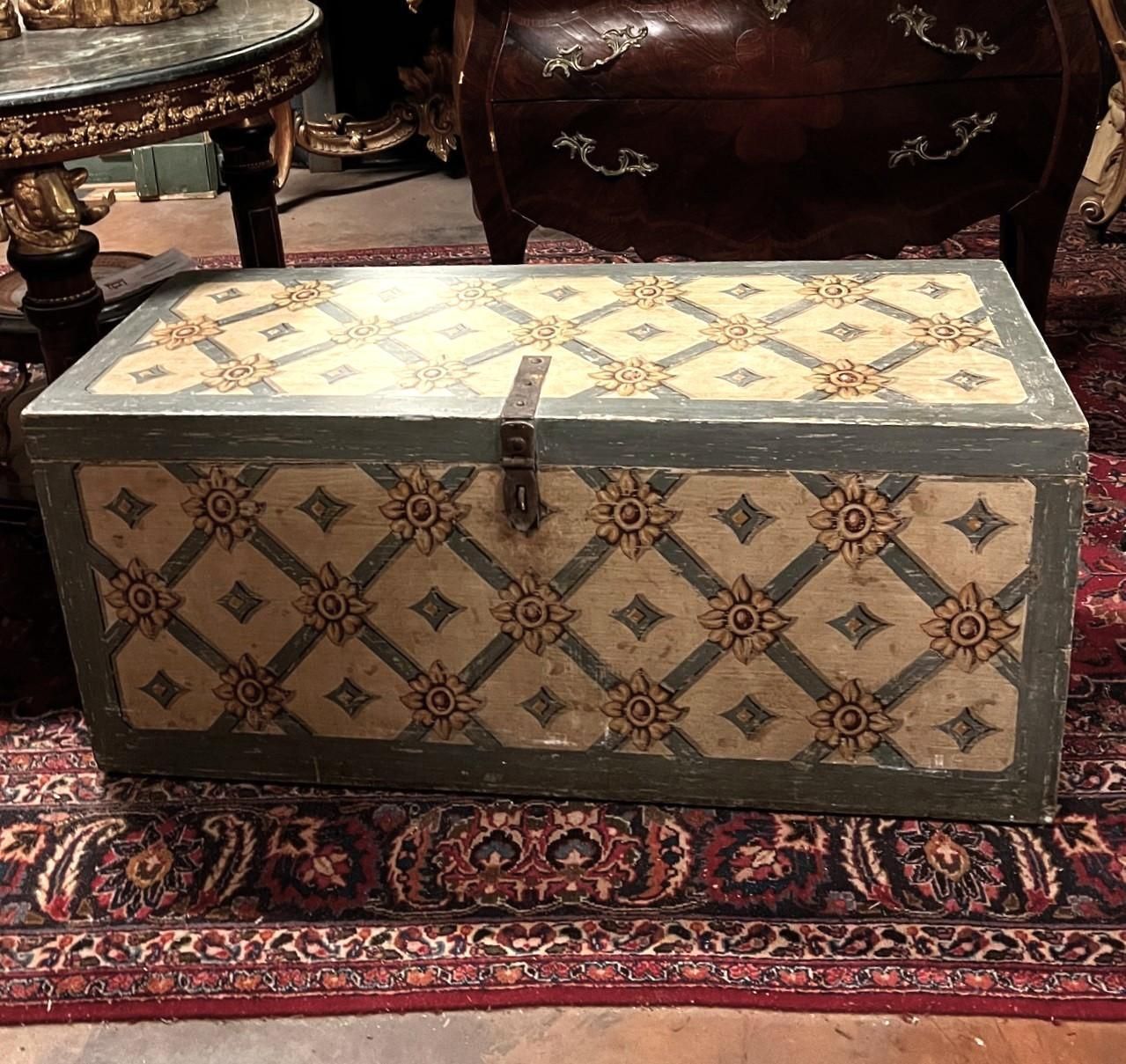 Baule In Legno Laccato E Dipinto, Toscana Italia photo for sale