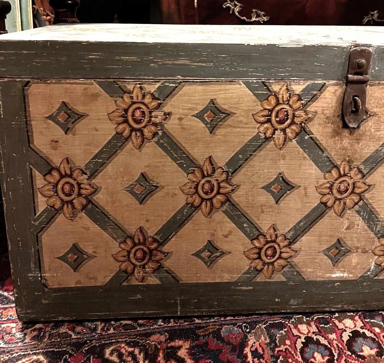 Baule In Legno Laccato E Dipinto, Toscana Italia photo vinterior