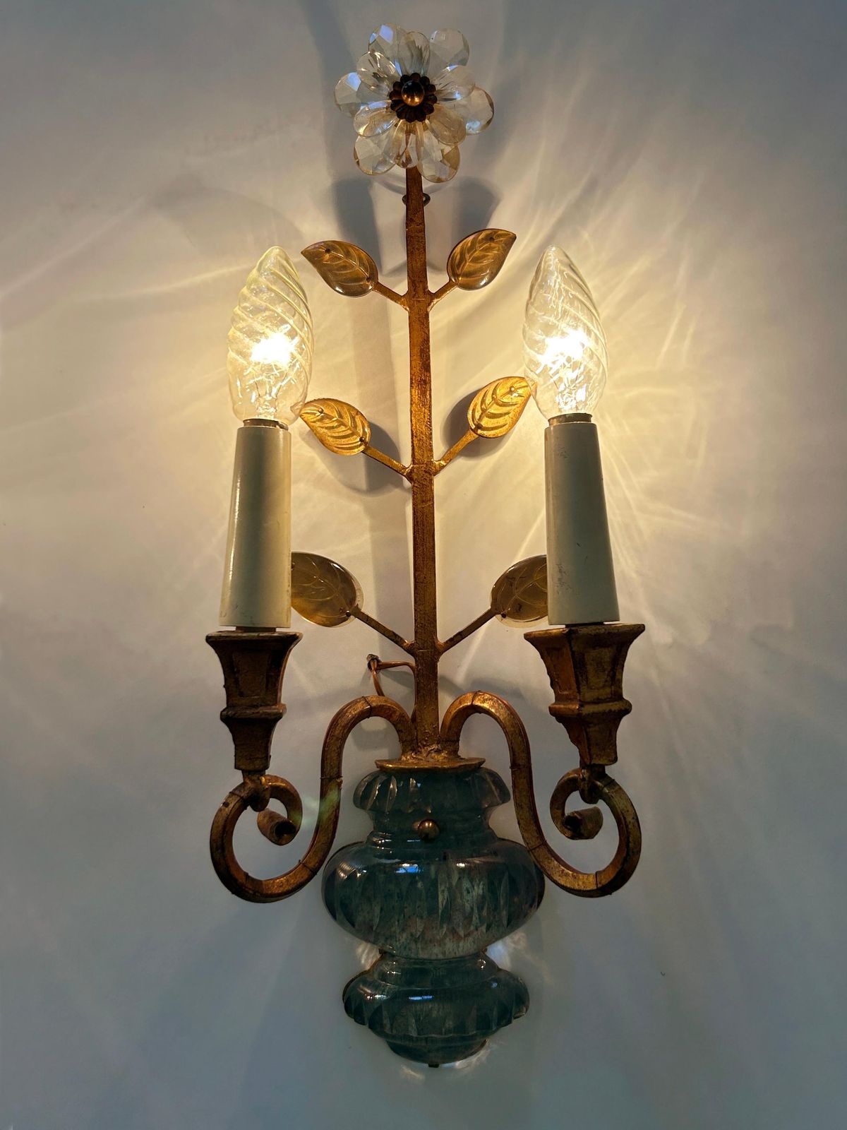 photo vintage Set Of Two Banci Firenze Crystal & Gilt Metal Sconces Or Wall Lamps 1960s Italy