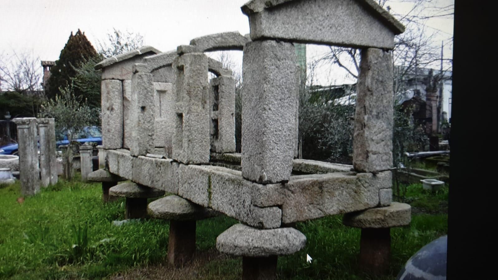 photo vinterior Large Structure Of Granary "Horreo" Antique Carved Stone, Spain