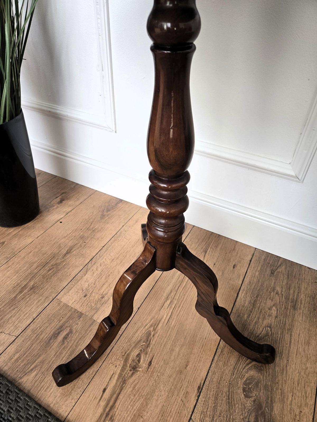 photo furniture Neoclassical Italian Walnut Inlay Tripod Chess Games Or Side Table