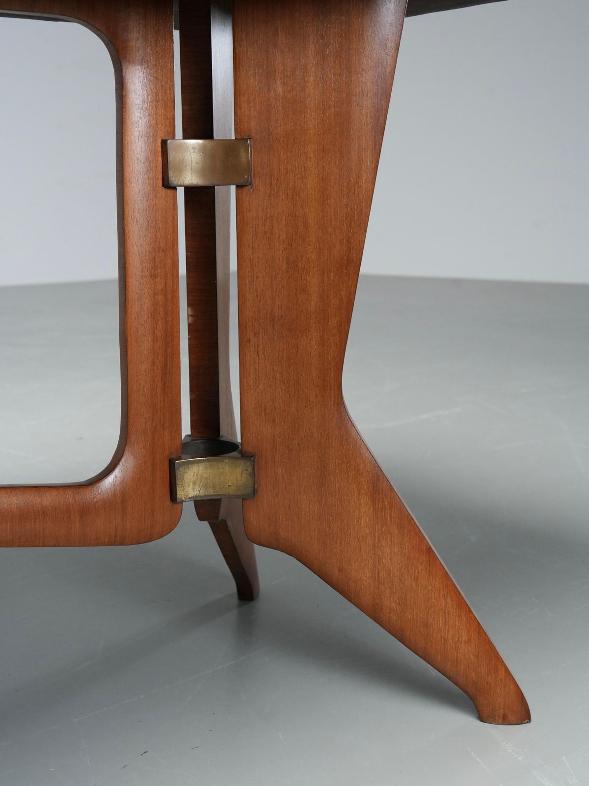 Meubels Ariberto Colombo Eettafel In Walnoot, Glas En Messing, Italië, Ca. Jaren 1950 photo