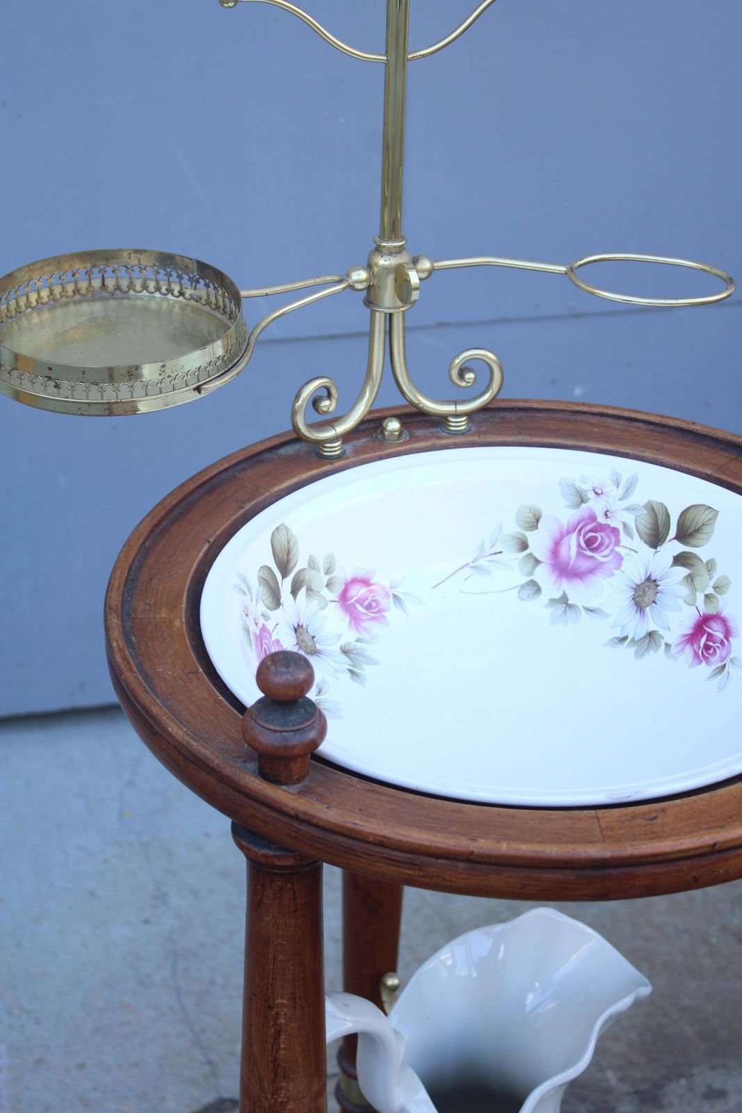 photo vintage Basin With Cabinetand Mirror For Bathroom Or Bedroom In Walnut Wood And Brass