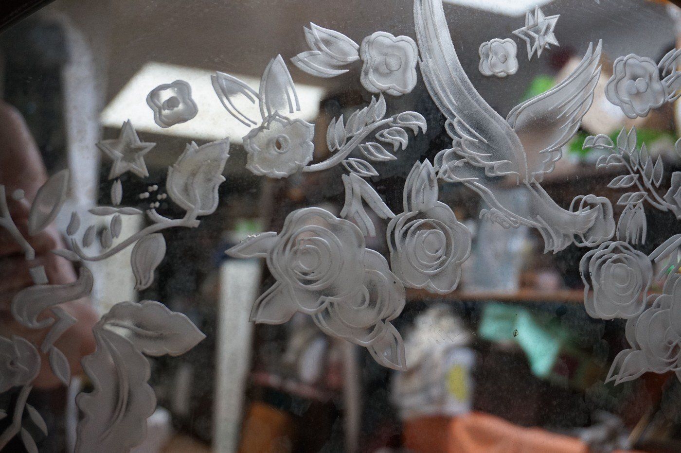 19th Century Belle époque French Etched Mirror With Fountian, Water Lilies And Dove Motif photo vinterior