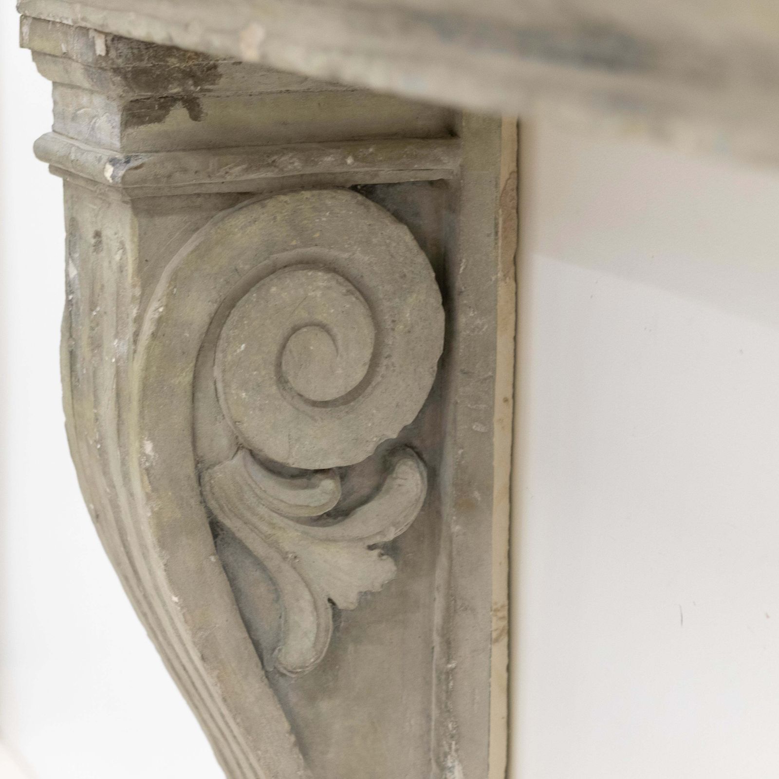 photo vinterior Ornate Carved Antique Stone Fireplace Surroud