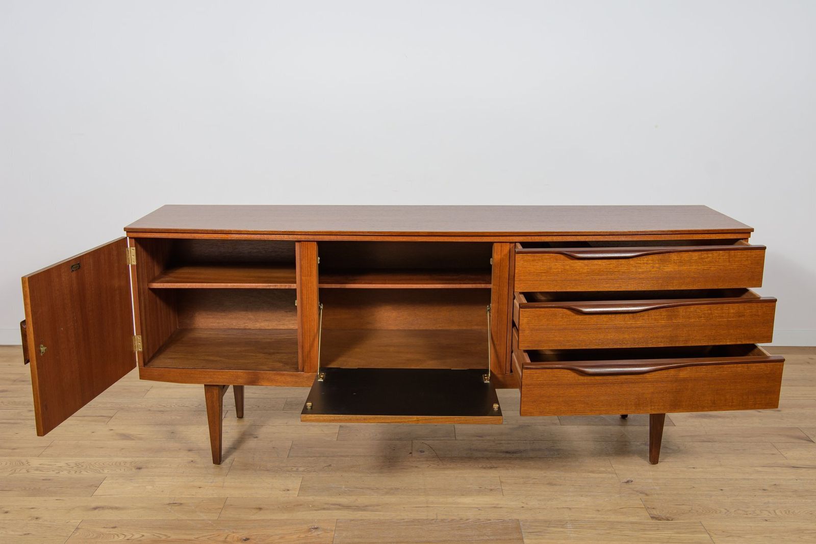 photo vintage Mid Century Modern Teak Sideboard From Beautility, United Knigdom, 1960s