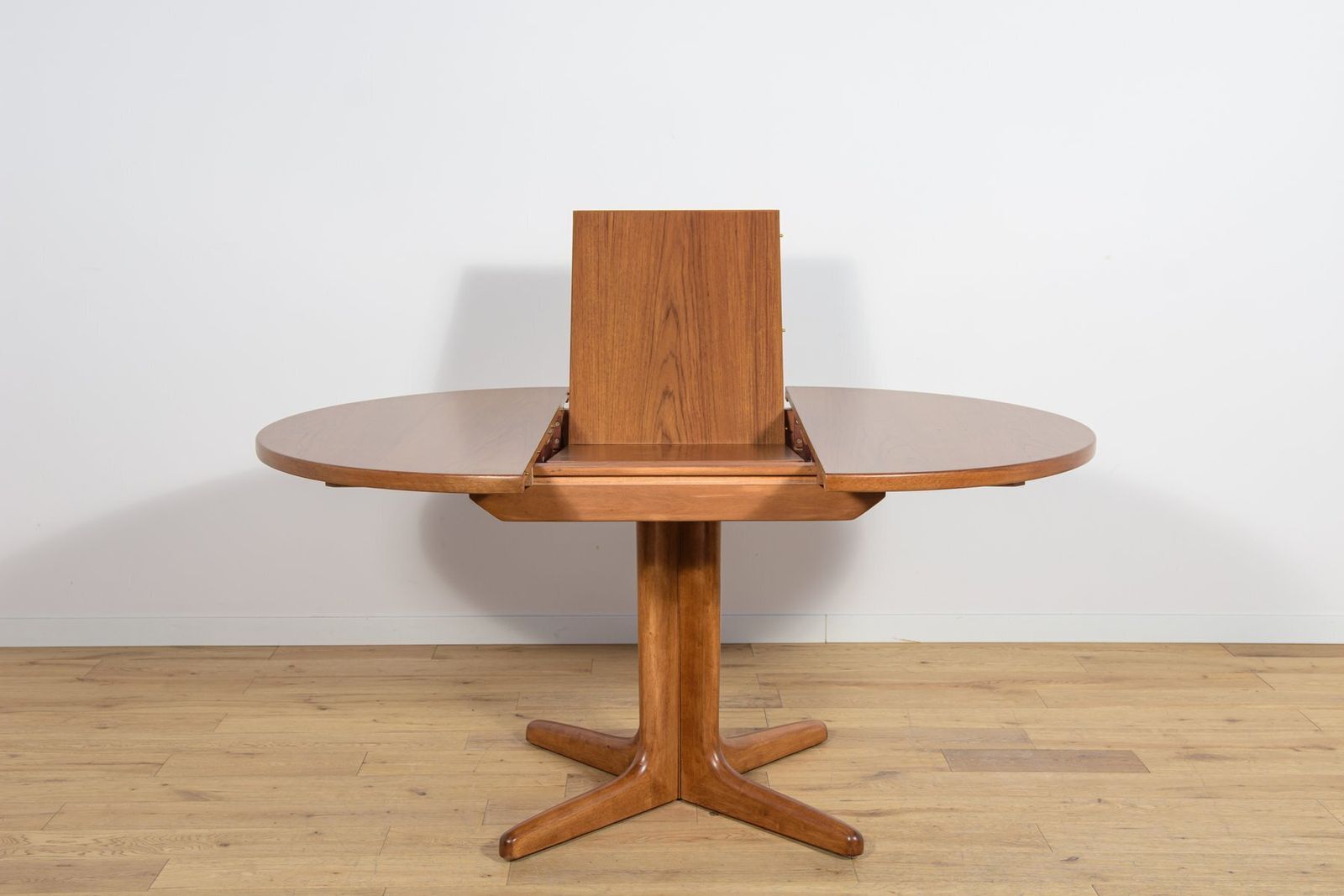 Mid Century Round Walnut Extendable Dining Table, United Kingdom, 1950s photo 1970.0