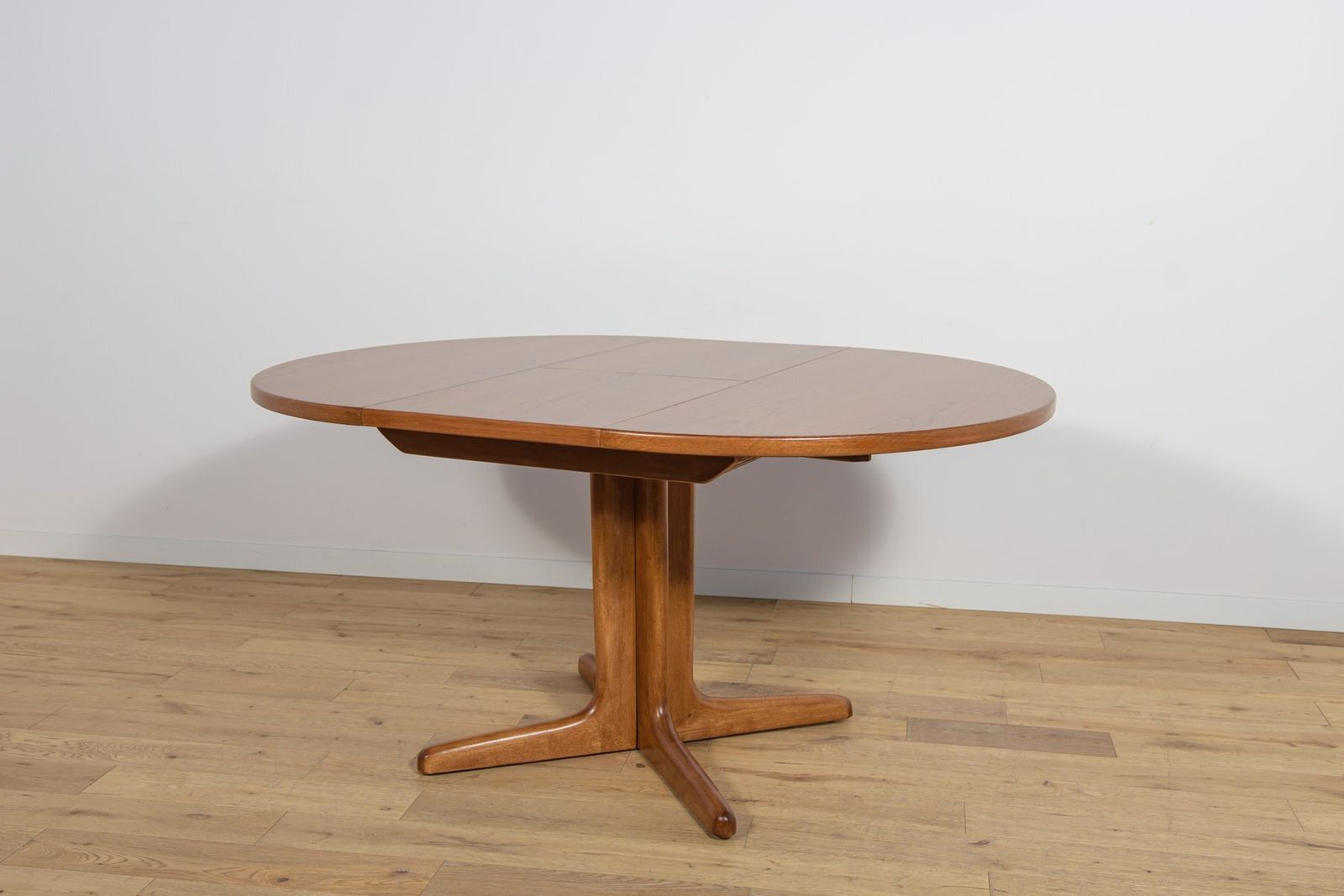 Mid Century Round Walnut Extendable Dining Table, United Kingdom, 1950s photo buy