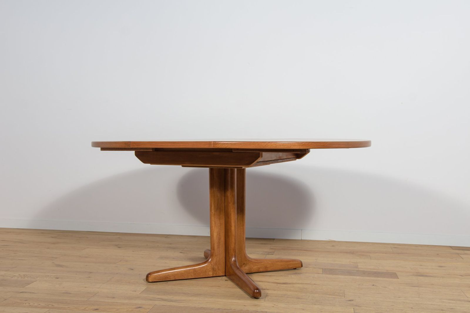 Mid Century Round Walnut Extendable Dining Table, United Kingdom, 1950s photo vintage