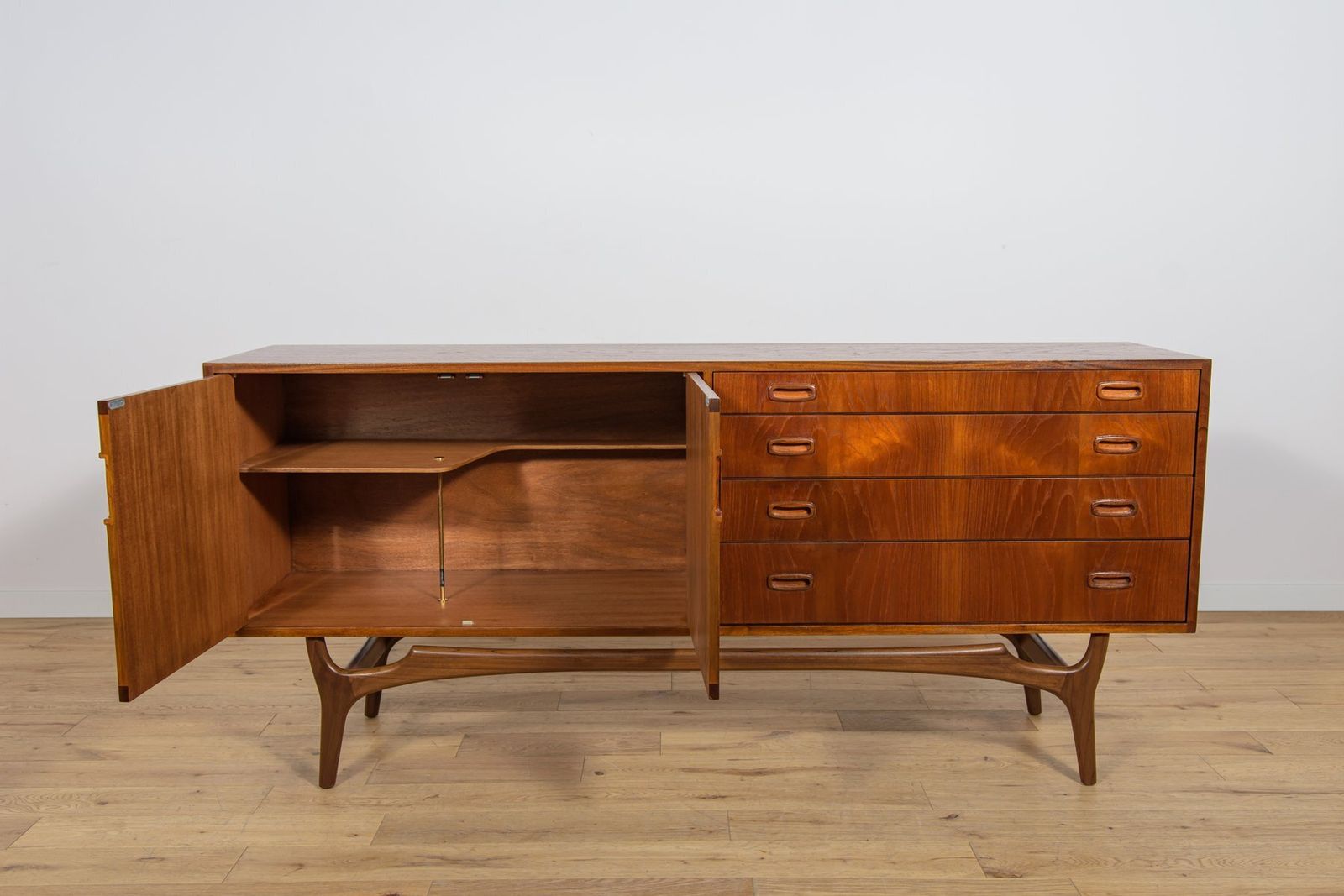 photo vinterior Mid Century Teak Sideboard From Greaves & Thomas, United Kingdom, 1960s