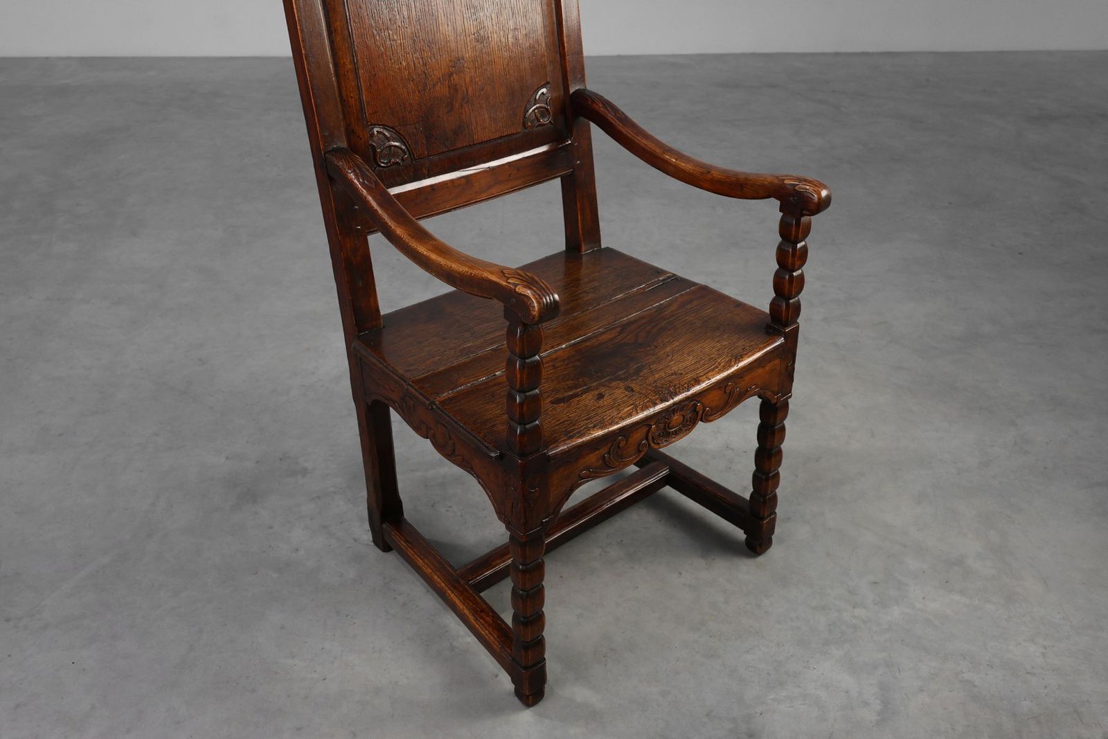 photo vinterior Antique Armchair In Hand Carved Oak, 1700s