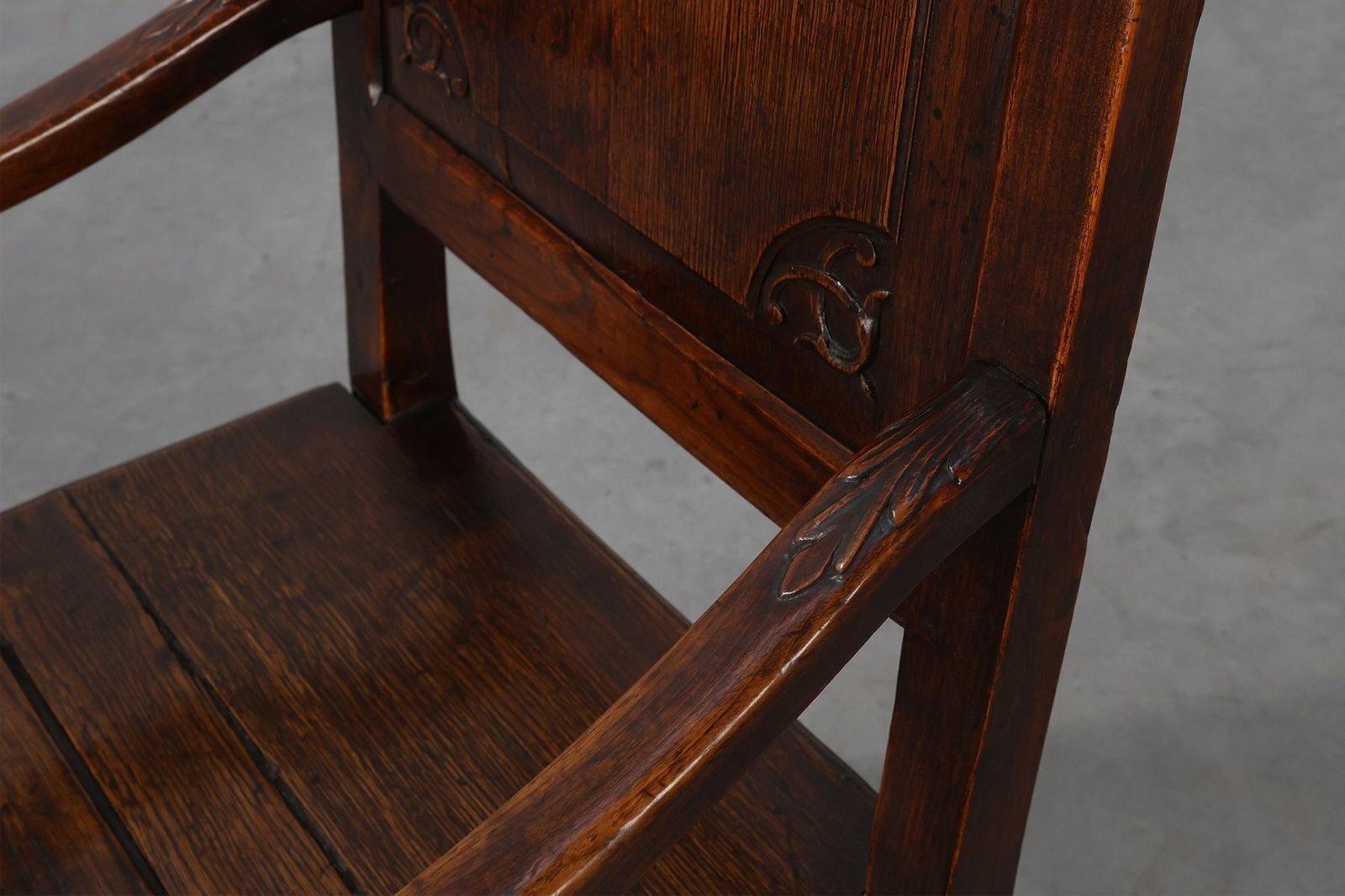 photo vintage Antique Armchair In Hand Carved Oak, 1700s