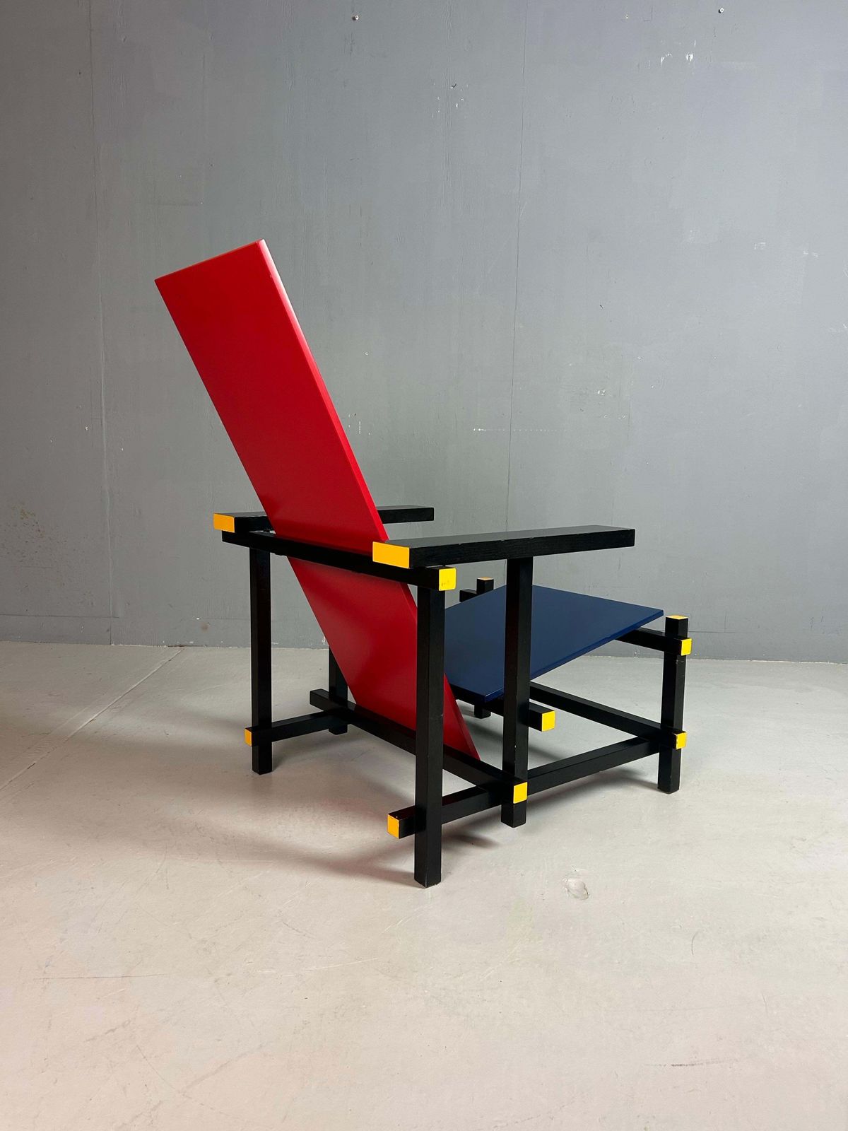 photo furniture Gerrit Rietveld Red And Blue Chair By Cassina
