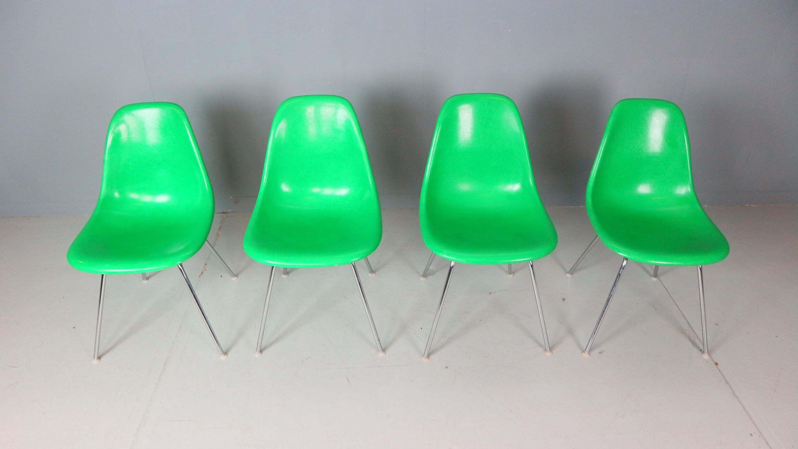 Charles & Ray Eames Set Of 4 Kelly Green "H Base" Chairs For Herman Miller, 1960 photo vinterior