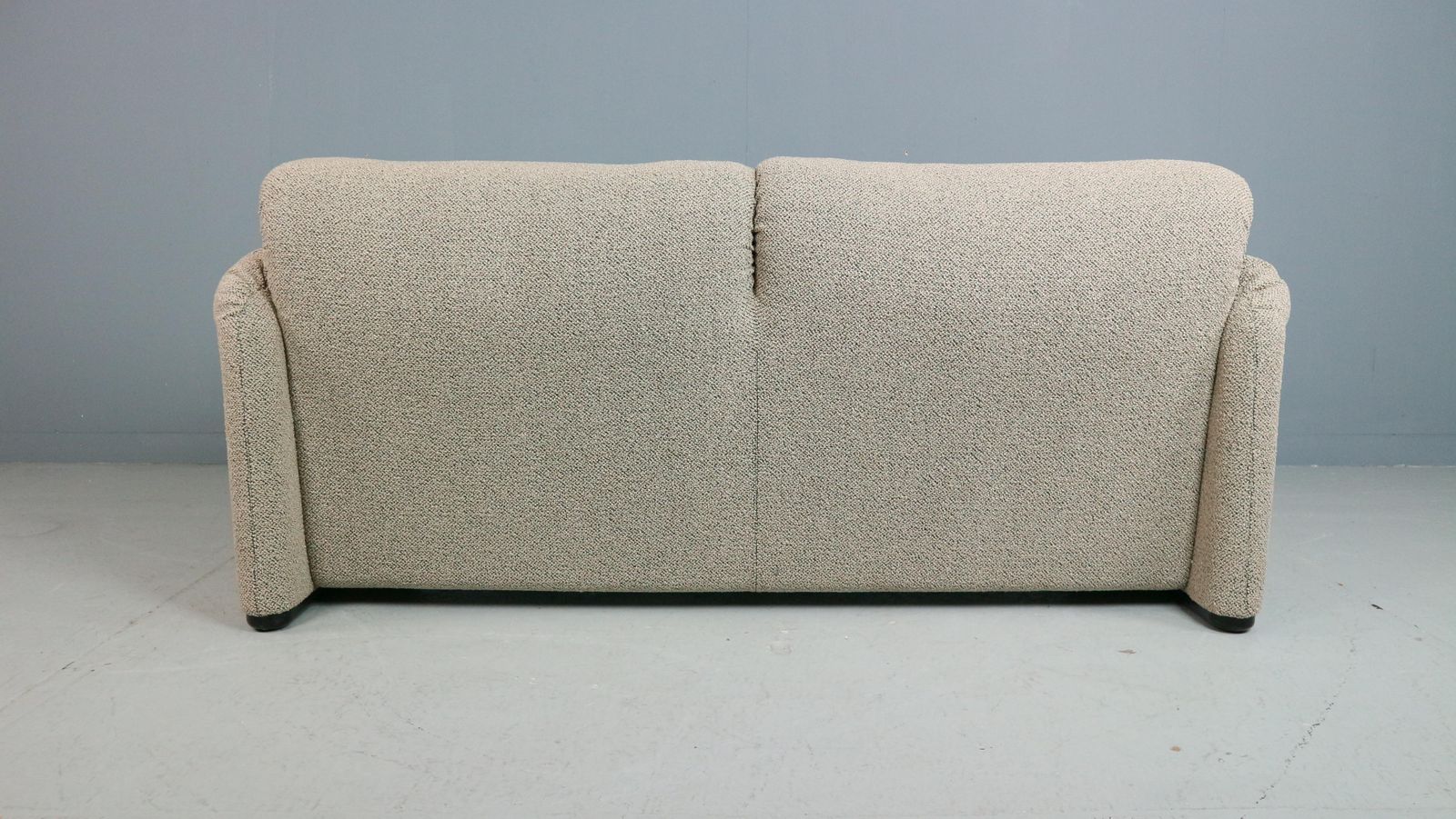 2874.0 Vico Magistretti "Maralunga" 2 Seater Re Upholstered Sofa For Cassina photo