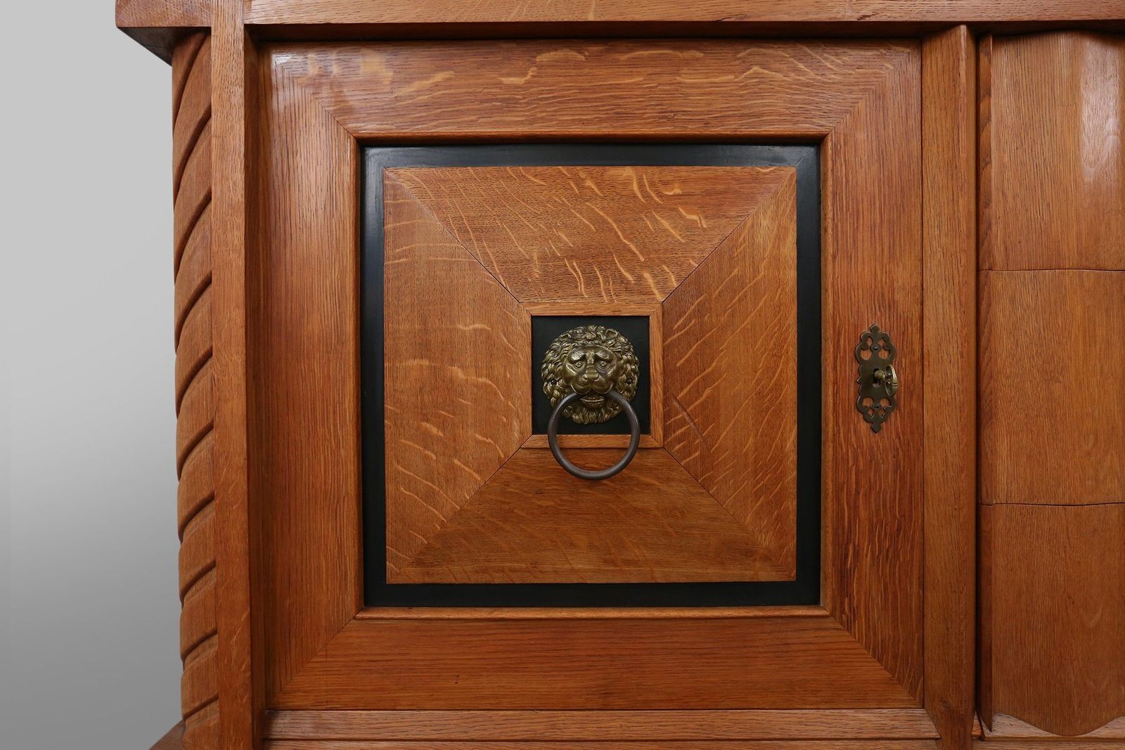 photo vintage Art Deco Brutalist Belgian Sideboard In Oak And Brass Details, 1940s
