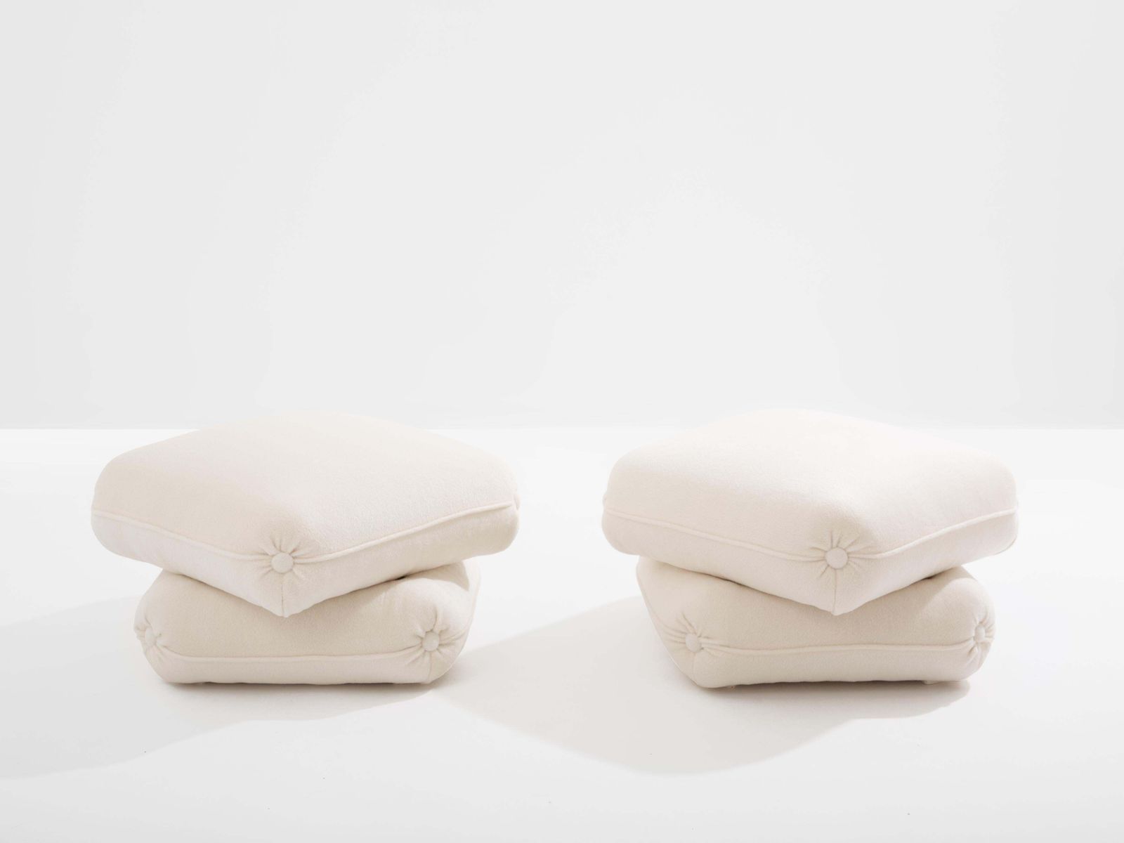 Paire de poufs Jacques Charpentier pour Maison Jansen en alpaga blanc, années 1970 photo Mobilier