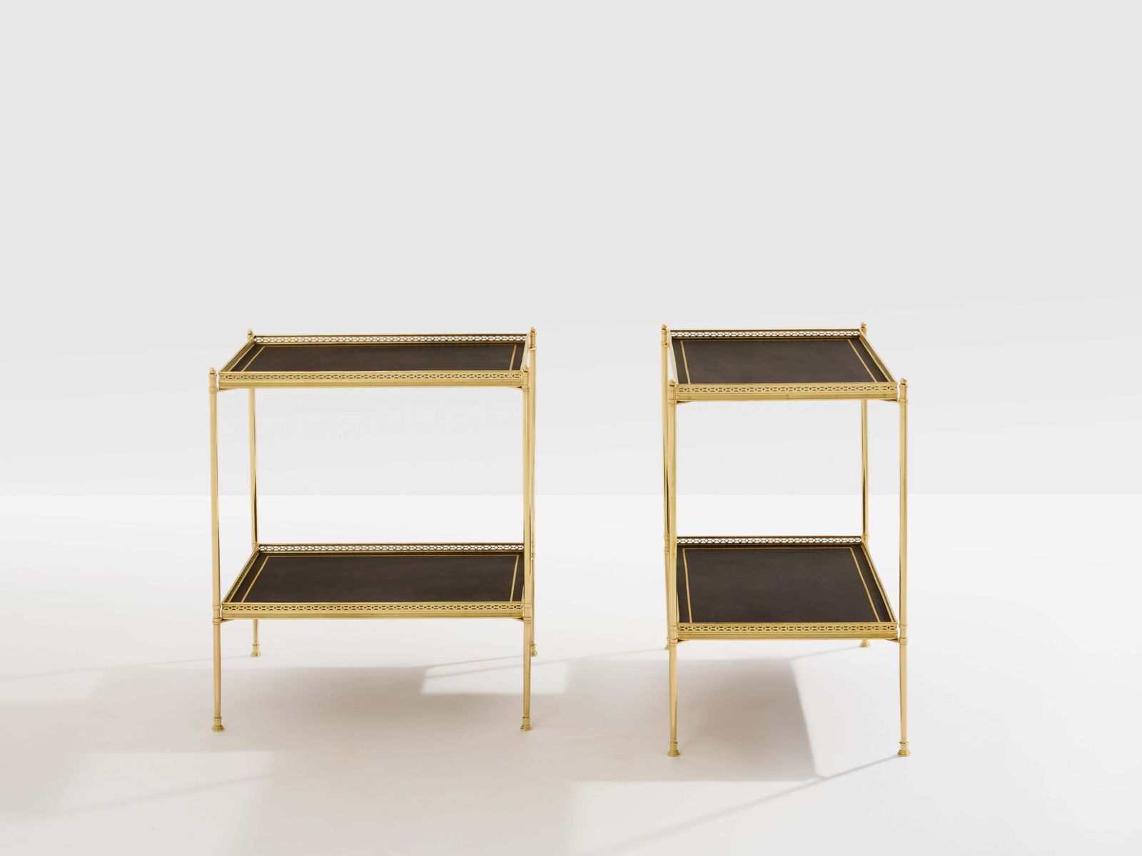 Paire de tables d'appoint à deux niveaux Maison Jansen en laiton et cuir noir, années 1960 photo for sale