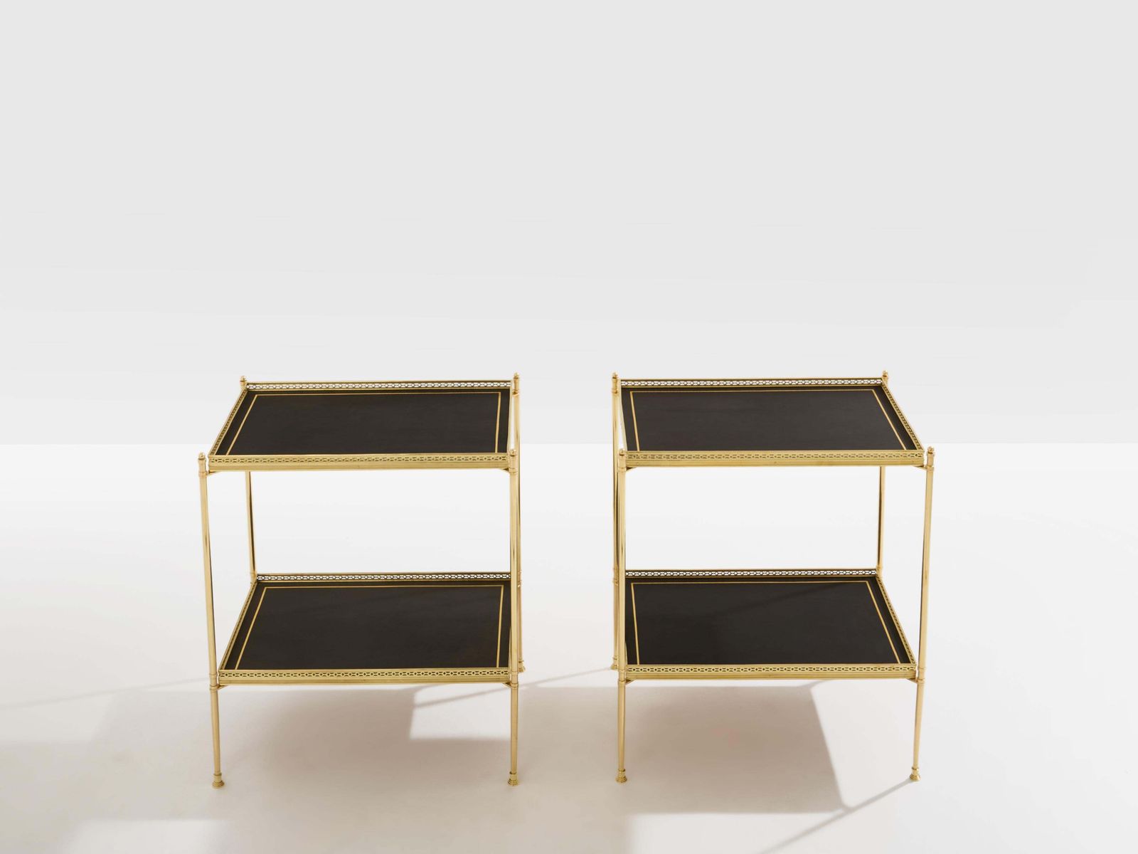 Paire de tables d'appoint à deux niveaux Maison Jansen en laiton et cuir noir, années 1960 photo 10756.0